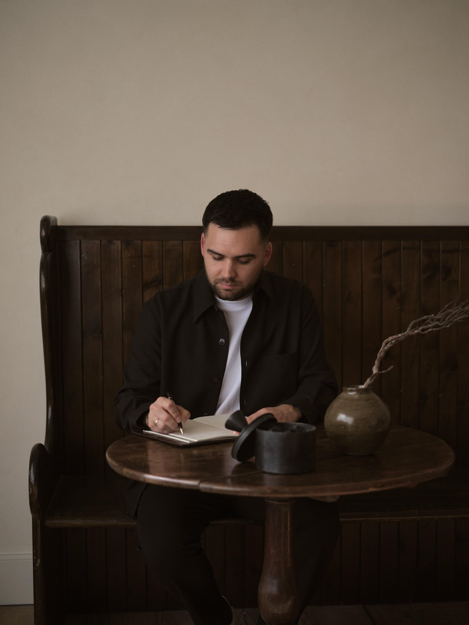 Consultant en train d’écrire dans un carnet, moment de réflexion et de prise de décision