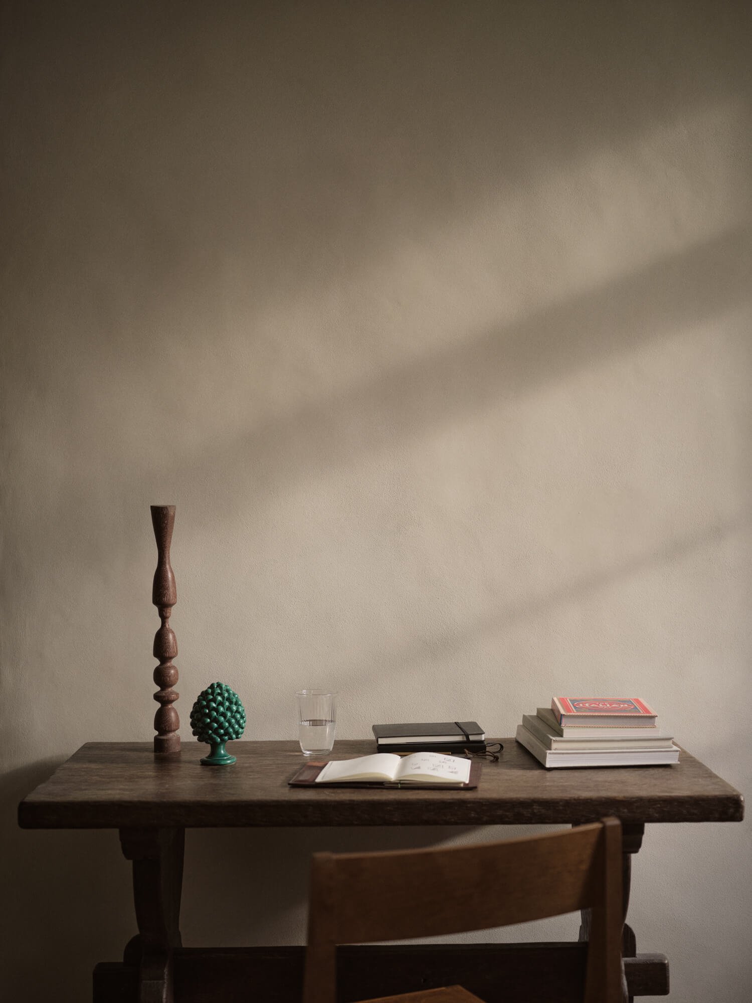 Bureau minimaliste avec carnets, livres et objets, espace de travail et de clarté