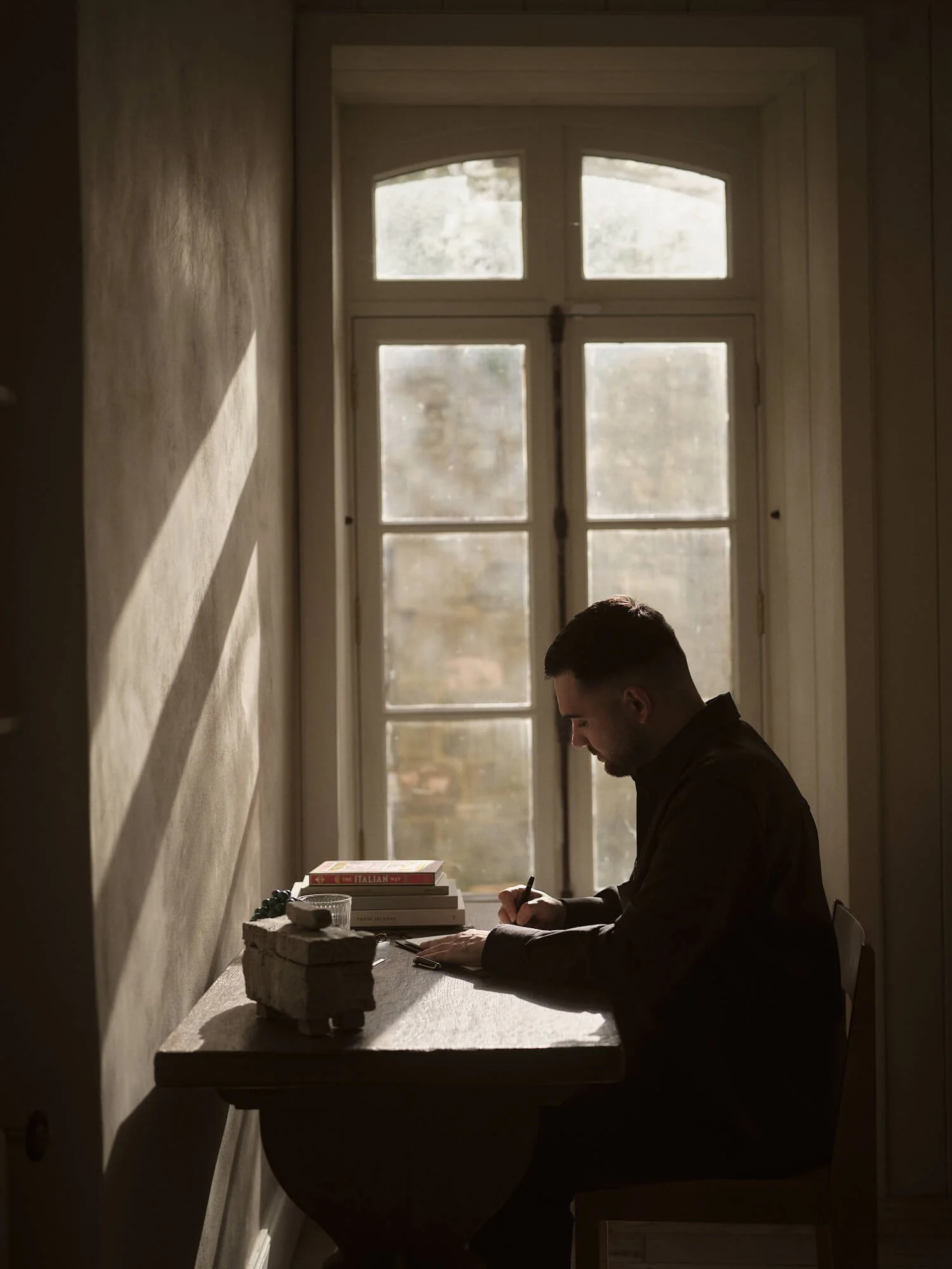 Consultant écrivant à la lumière naturelle, moment de concentration et de réflexion