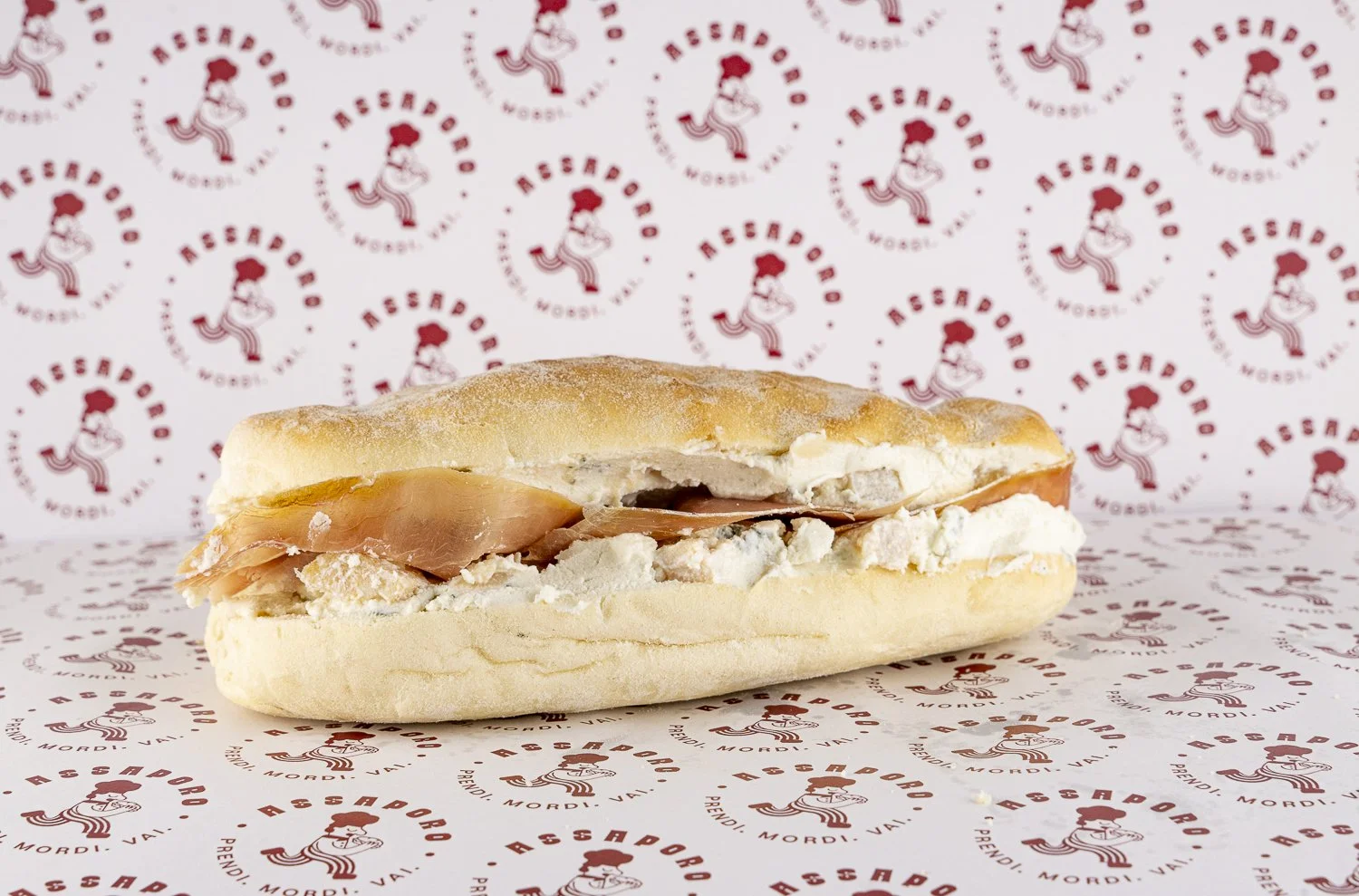 Panino con prosciutto crudo, crema di Parmigiano, pere e gorgonzola.