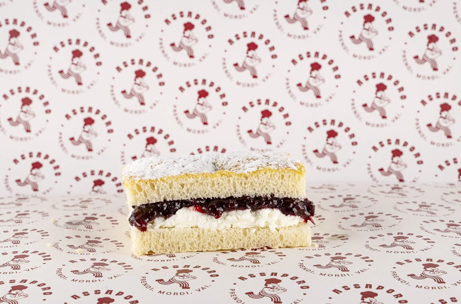 Focaccia con ricotta e visciole.