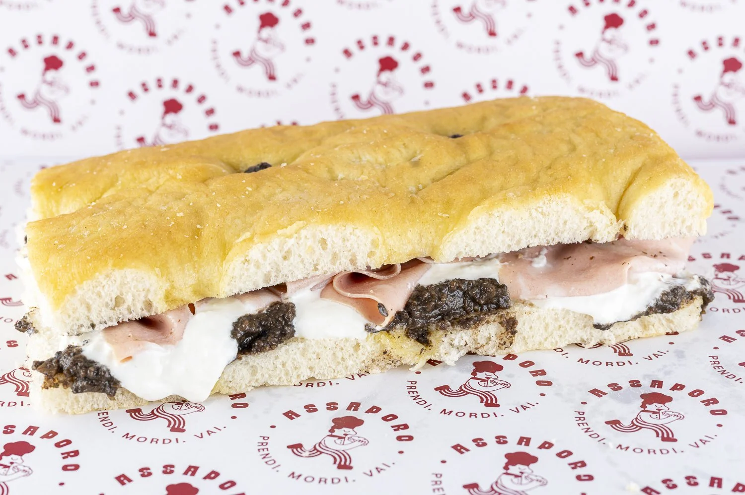 Focaccia con mortadella, stracciatella e salsa tartufata.