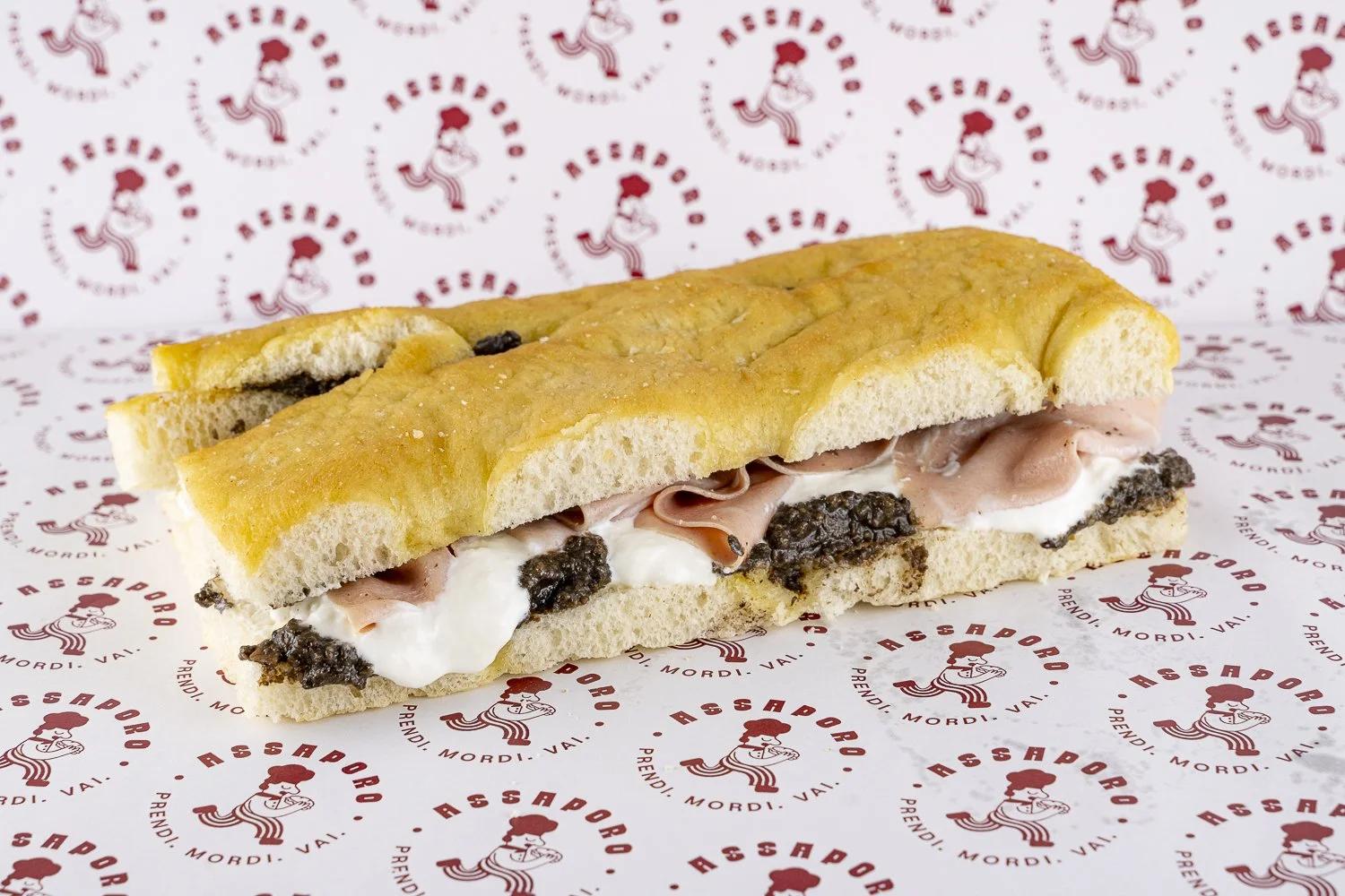 Focaccia con mortadella, stracciatella e salsa tartufata.