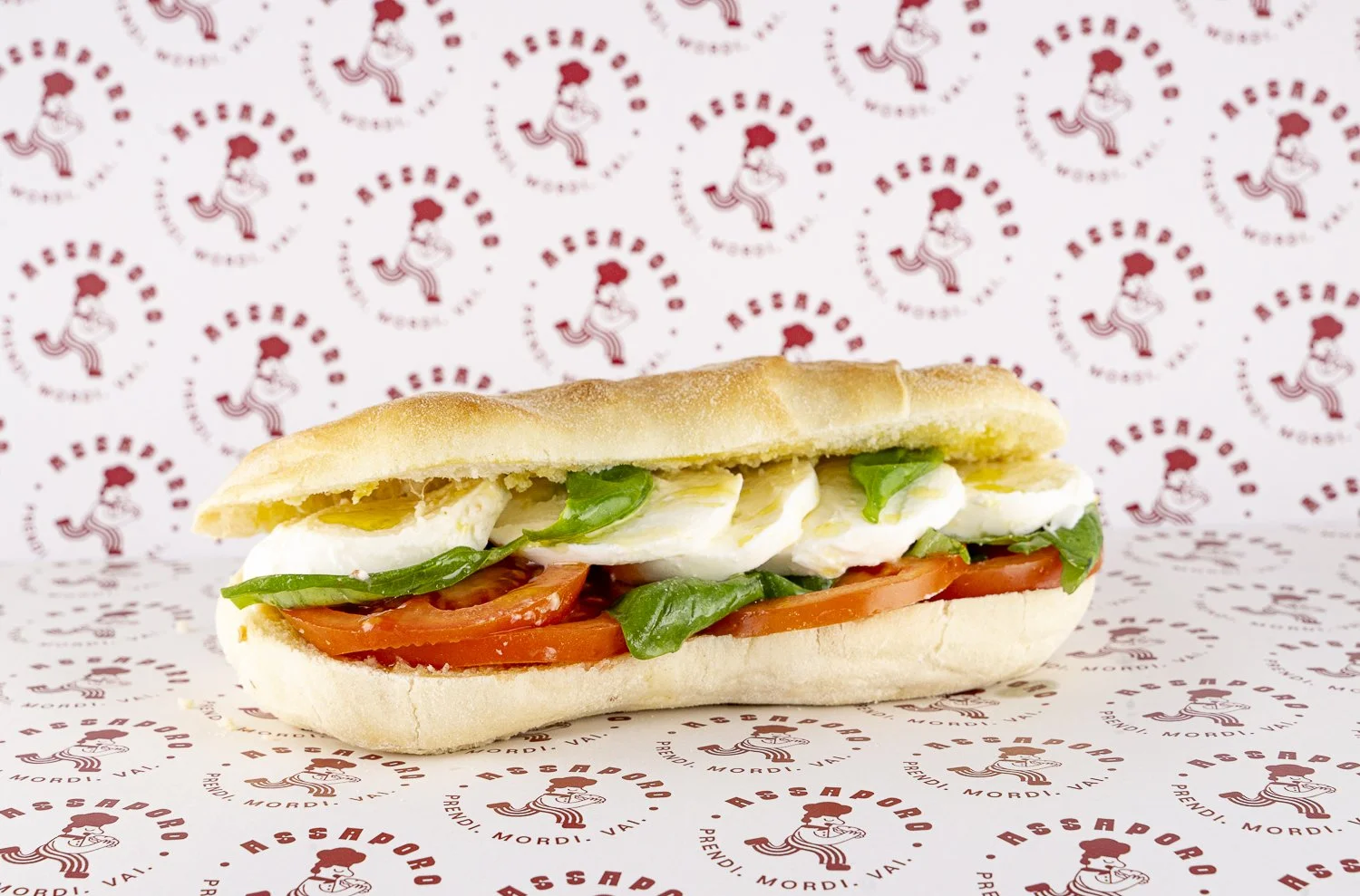 Panino con mozzarella di bufala, pomodoro ramato, basilico, origano e olio EVO.