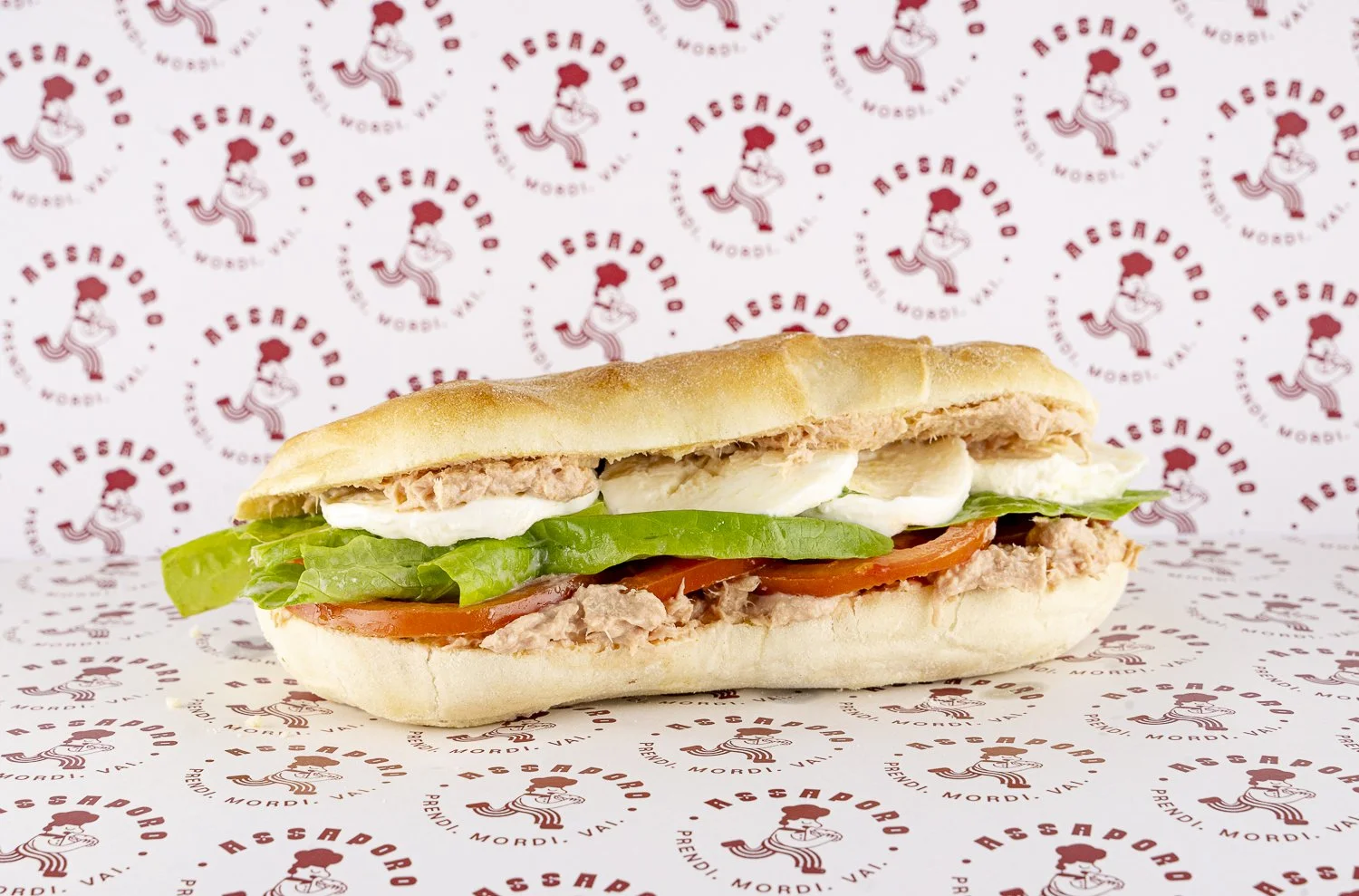 Panino con tonno, mozzarella di bufala, pomodoro e lattuga.