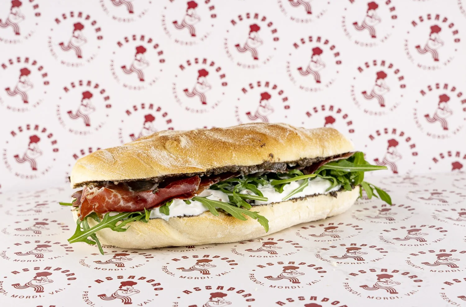 Panino con capocollo, stracciatella, rucola e salsa tartufata.