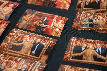 Invités retrouvant leurs photos professionnelles en direct lors d'une activation de marque à Genève