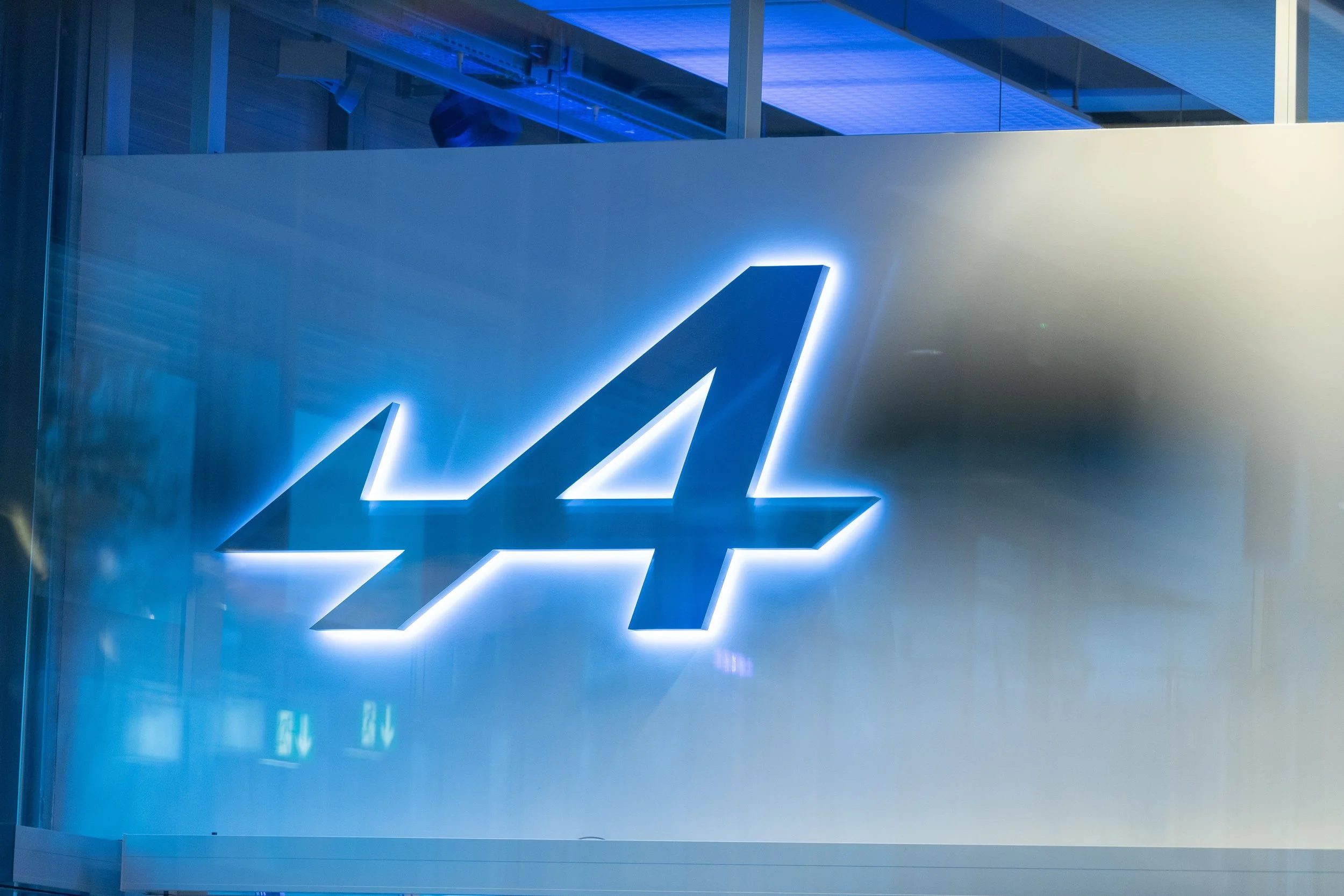 Logo lumineux du groupe Airbus. Fourni avec un fond blanc et un éclairage bleu.