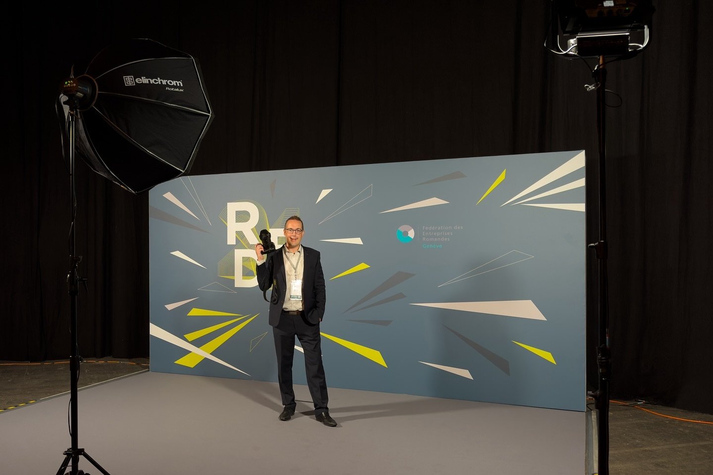 Flash&nbsp;⚡&nbsp;back |&nbsp;Qui dit rentr&eacute;e dit... photo de classe&nbsp;! ;)
Le mardi 20 ao&ucirc;t, la @fergeneve (F&eacute;d&eacute;ration des Entreprises Romandes) organisait sa traditionnelle Rentr&eacute;e des Entreprises dans les Halle