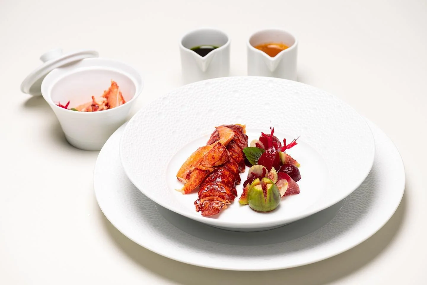 😍📸🍁
Retour en images sur ce joli shooting culinaire pour le restaurant Les Fresques de l&rsquo;@hotelroyalevian  Une belle carte d'Automne pr&eacute;par&eacute;e par le @chefpatricevander et sa brigade.
#lesfresquesevian 
#evianresort
#hotelroyale