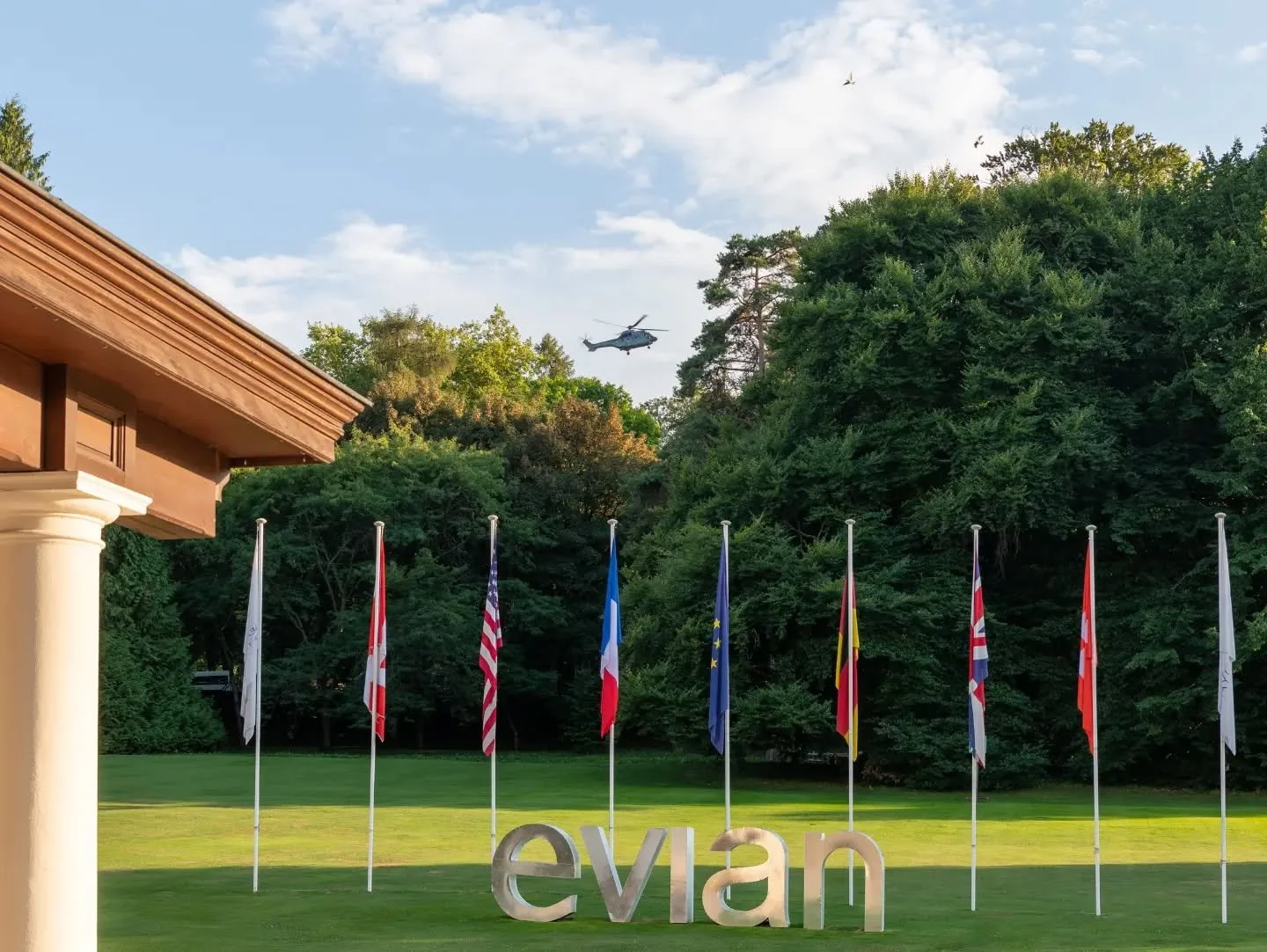 Retour en images sur la 30&egrave;me &eacute;dition des Rencontres franco-allemandes &agrave; l'H&ocirc;tel Royal Evian.
En pr&eacute;sence d&rsquo;Emmanuel Macron, Pr&eacute;sident de la R&eacute;publique Fran&ccedil;aise et d&rsquo;Olaf Scholz, Cha