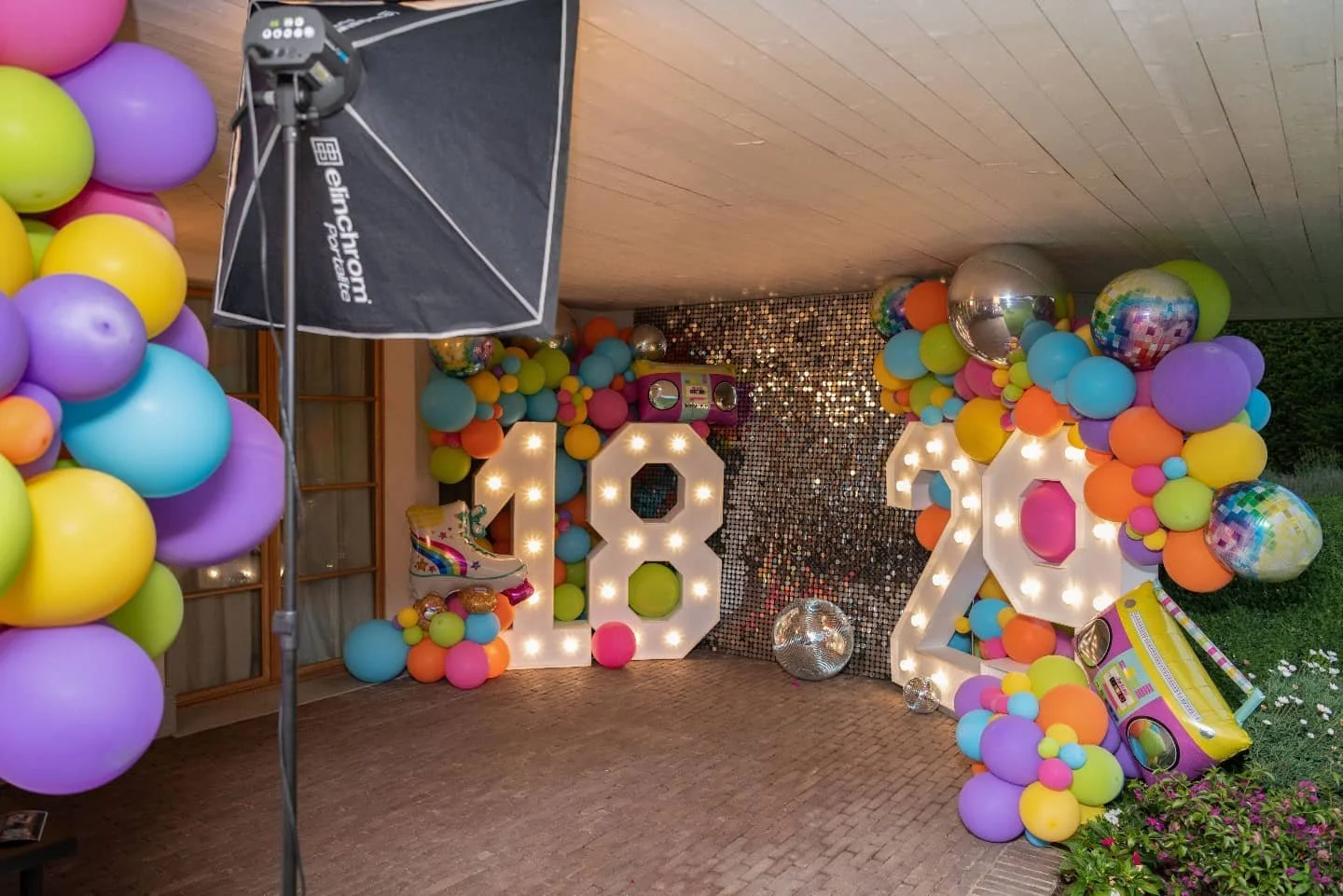 Meilleurs Voeux ! 🎉🥂
La crise sanitaire et les Stop &amp; Go de 2021 donnent (encore) &agrave; cette ann&eacute;e un go&ucirc;t d'inachev&eacute;. 
🤞Croisons les doigts que 2022 soit l'ann&eacute;e o&ugrave; notre vie d'avant retrouve sa place.
Ev