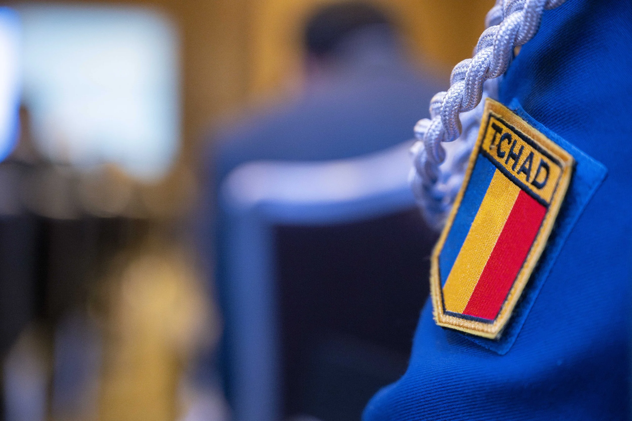 Détails d'une veste avec un écusson représentant le drapeau de l'Armée tchadienne, avec le nom "TCHAD".