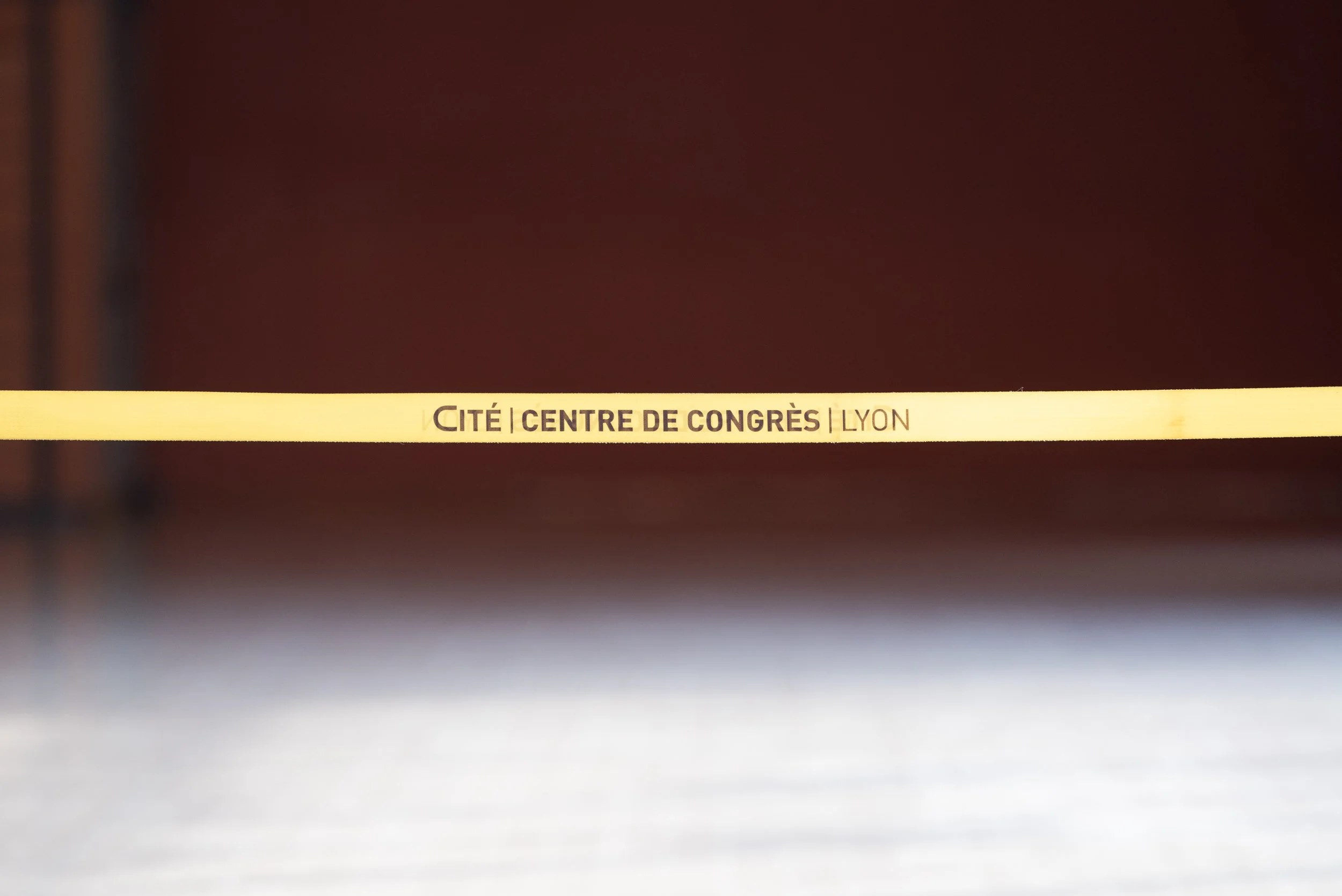 Barrière jaune avec inscription 'Cité | Centre de Congrès | Lyon'