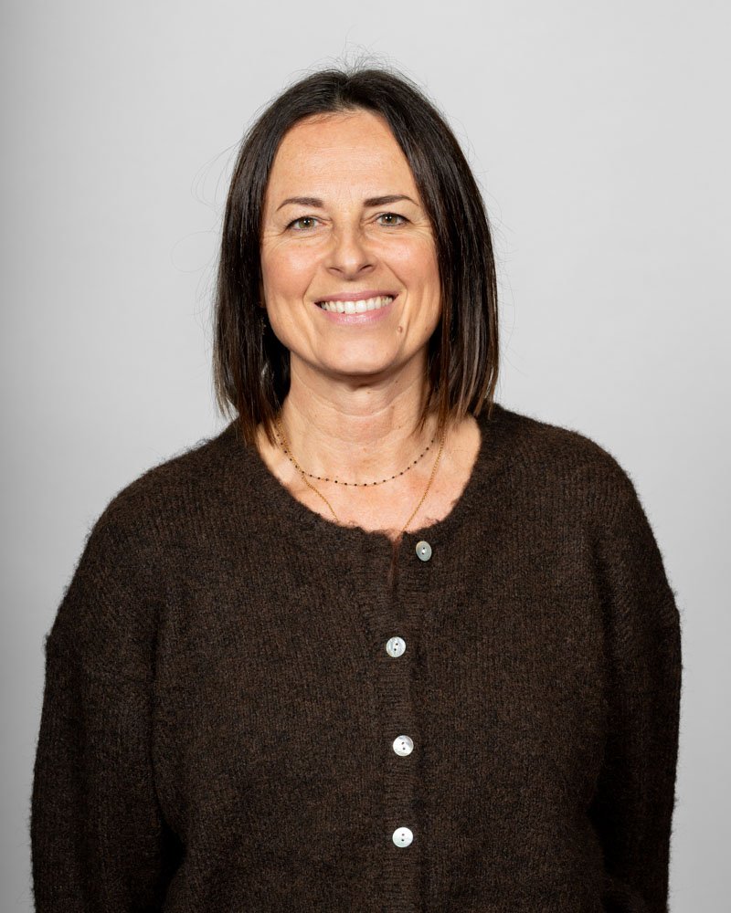 portrait fond gris femme linkedin
