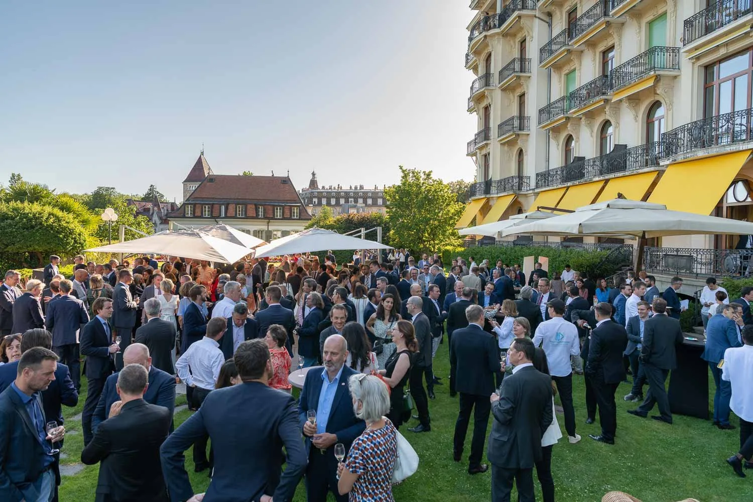 groupe de personne dans un cocktail sur la terrasse du beau rivage palace Lausanne