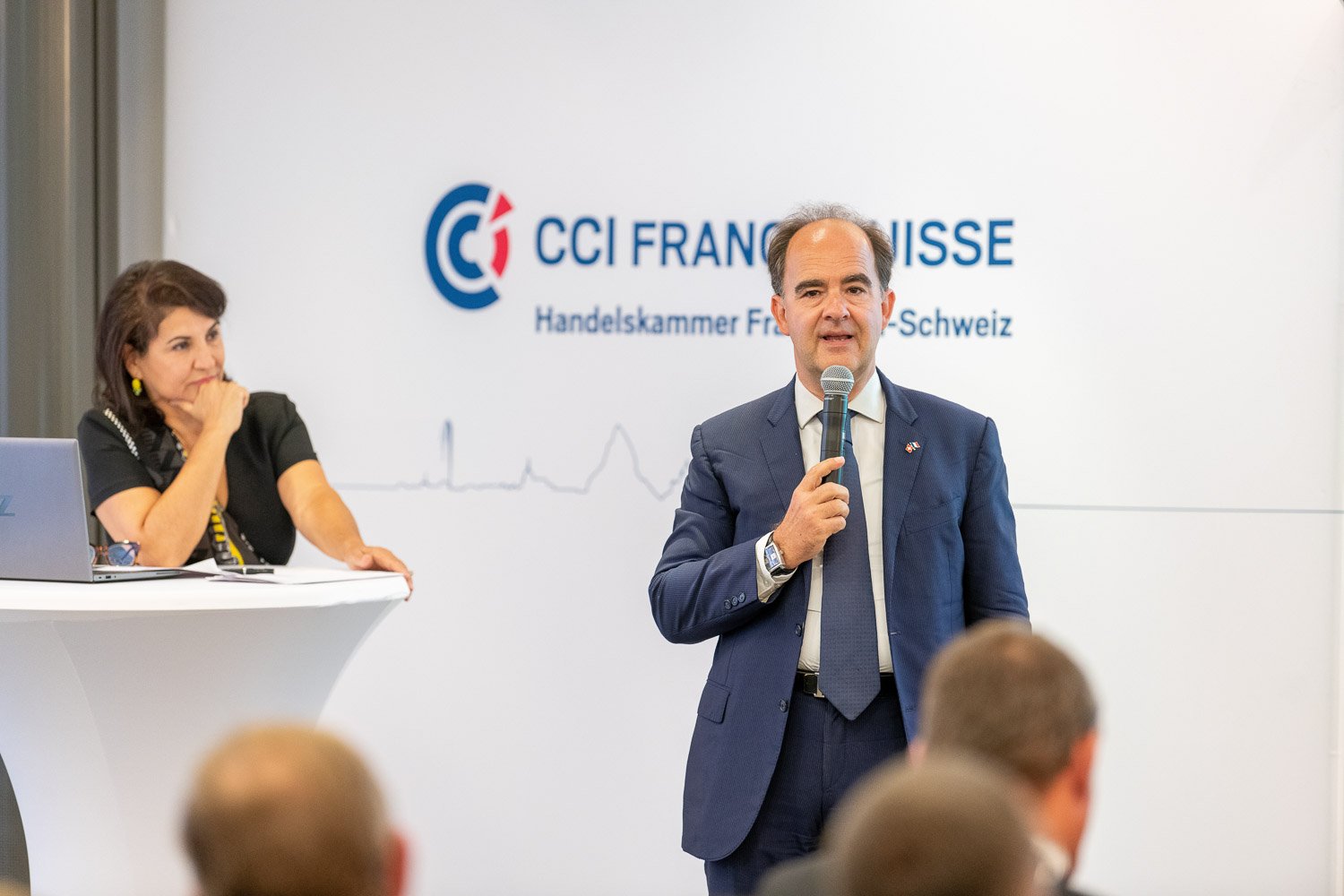 2 speakers lors d'une assemblée générale à Lausanne