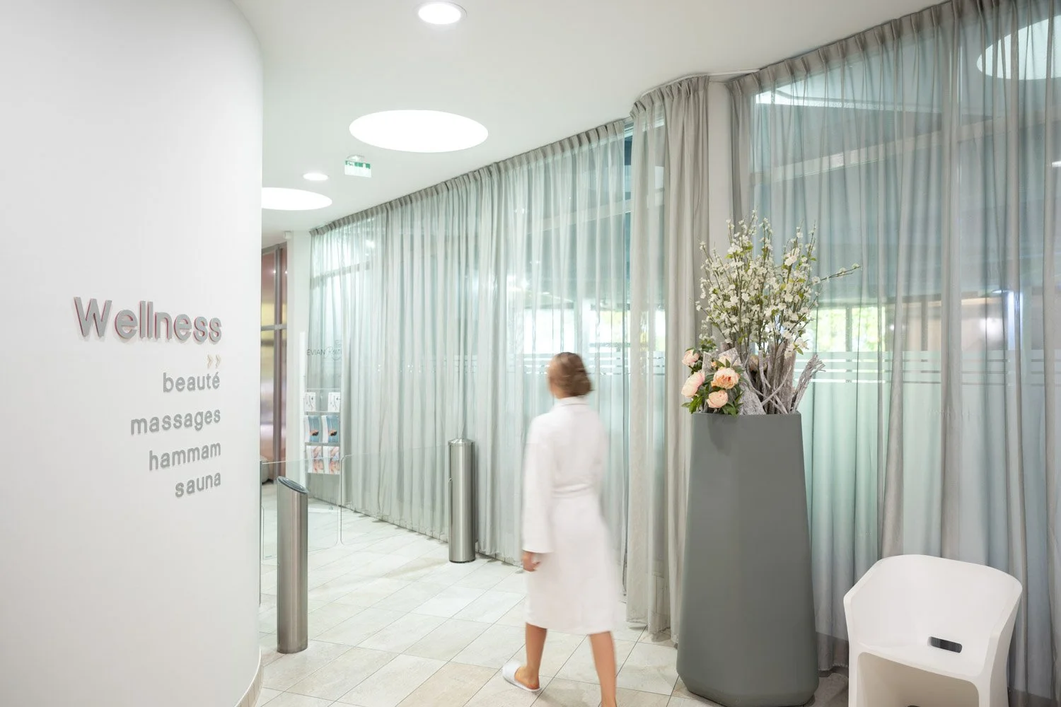 therme evian jeune femme peignoire