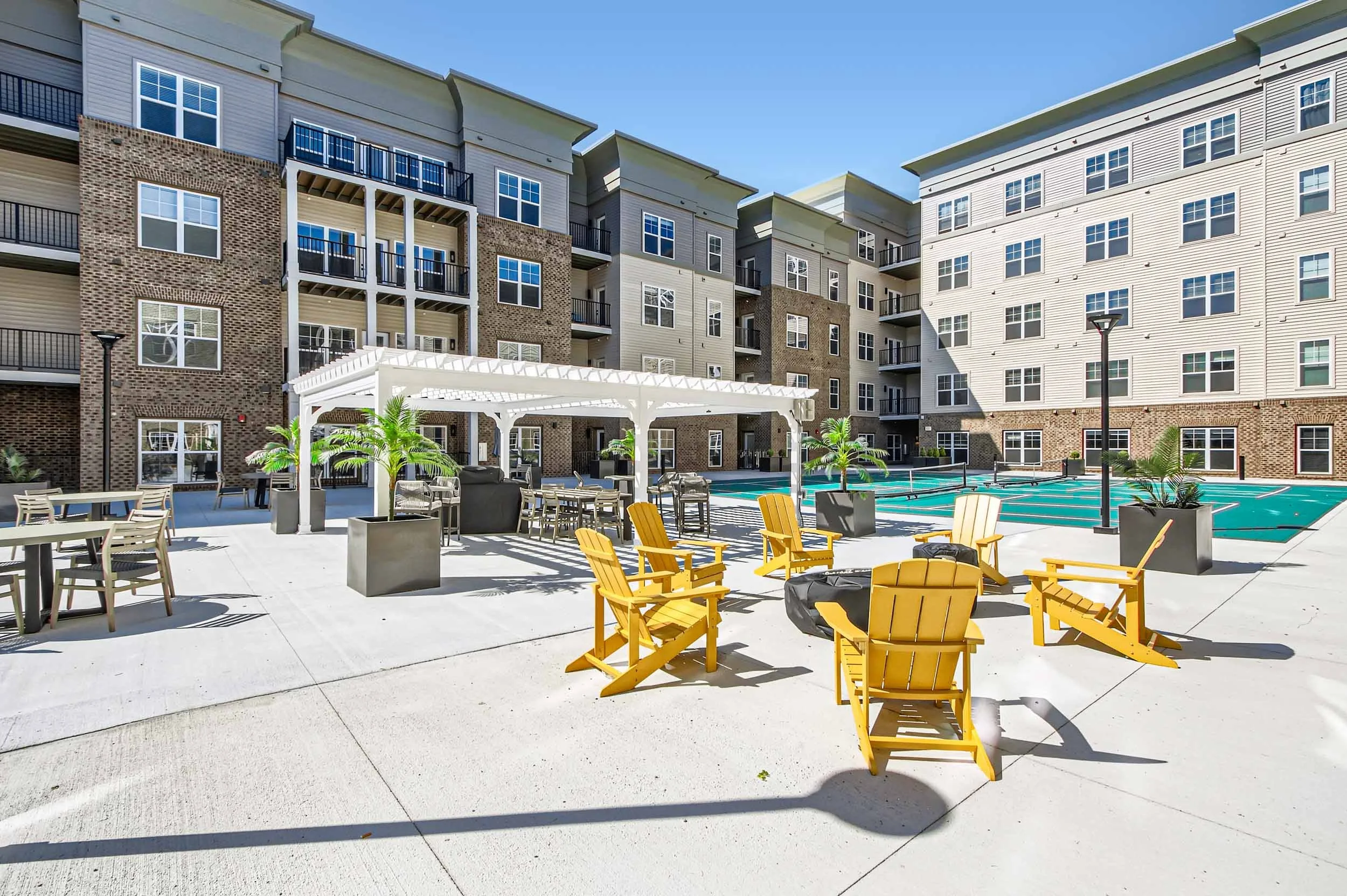 The Kingston | Apartments in Upper Arlington | Courtyard with Pickleball and Grilling Station