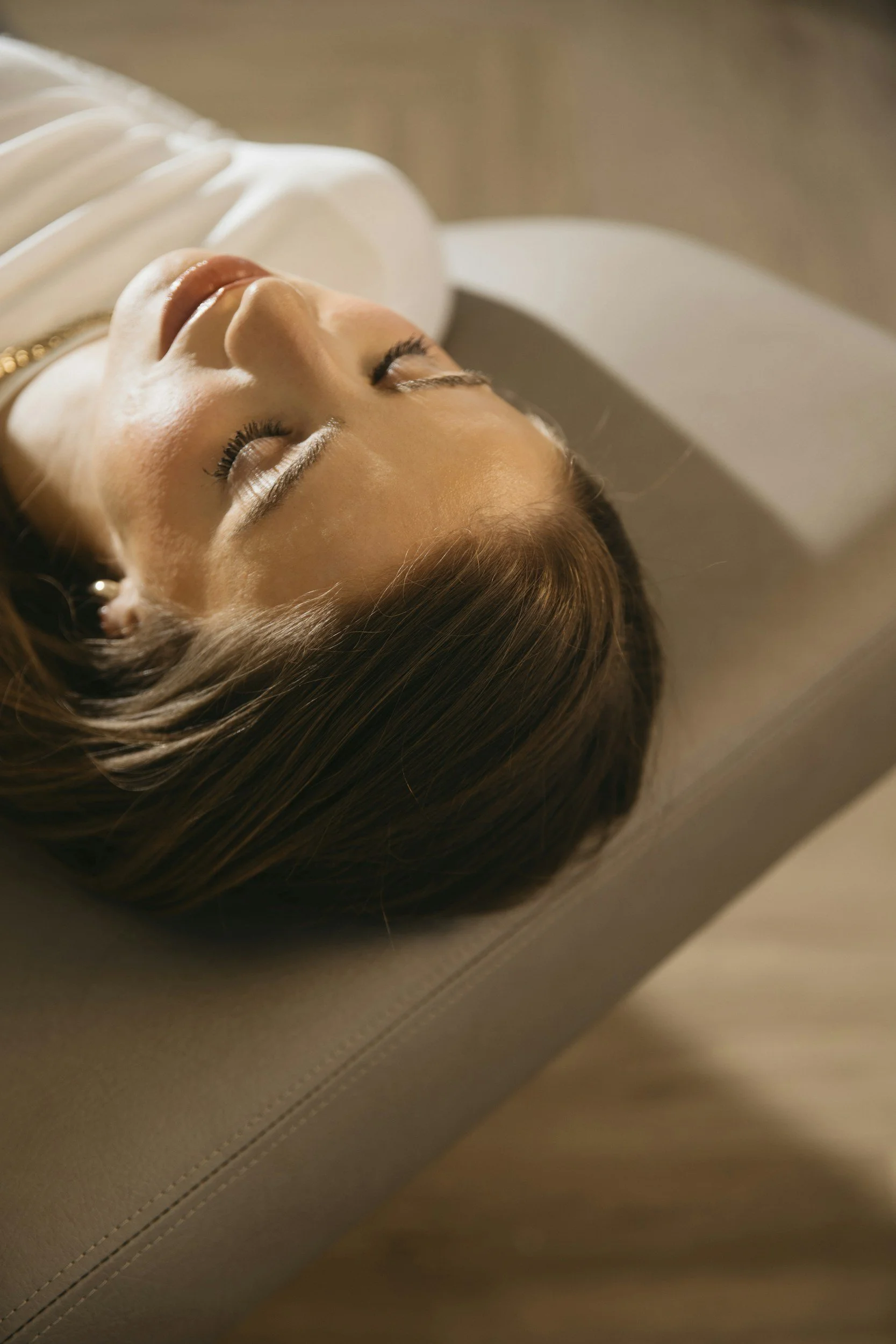 Du behøves ikke sidde fast i et problem du ikke selv kan løse! Hypnose er en meget effektiv terapeutisk metode som hjælper dig til at ændre dine tanker, følelser og vaner på en skånsom måde.   Hypnoterapi er særligt gavnlig for dig, der har stress, a