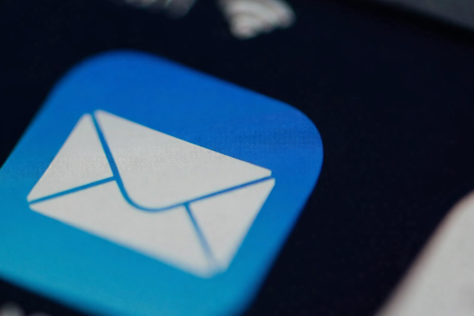 Nærbillede af en mobilskærm med Messenger-ikonet, som er en blå firkant med en hvid taleboble med en pil.