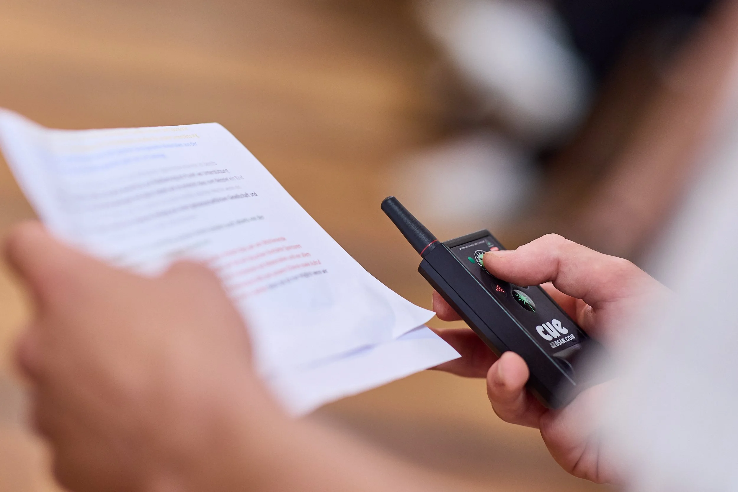 Person hält einen mobilen Drogentestgerät und liest ein Testblatt.