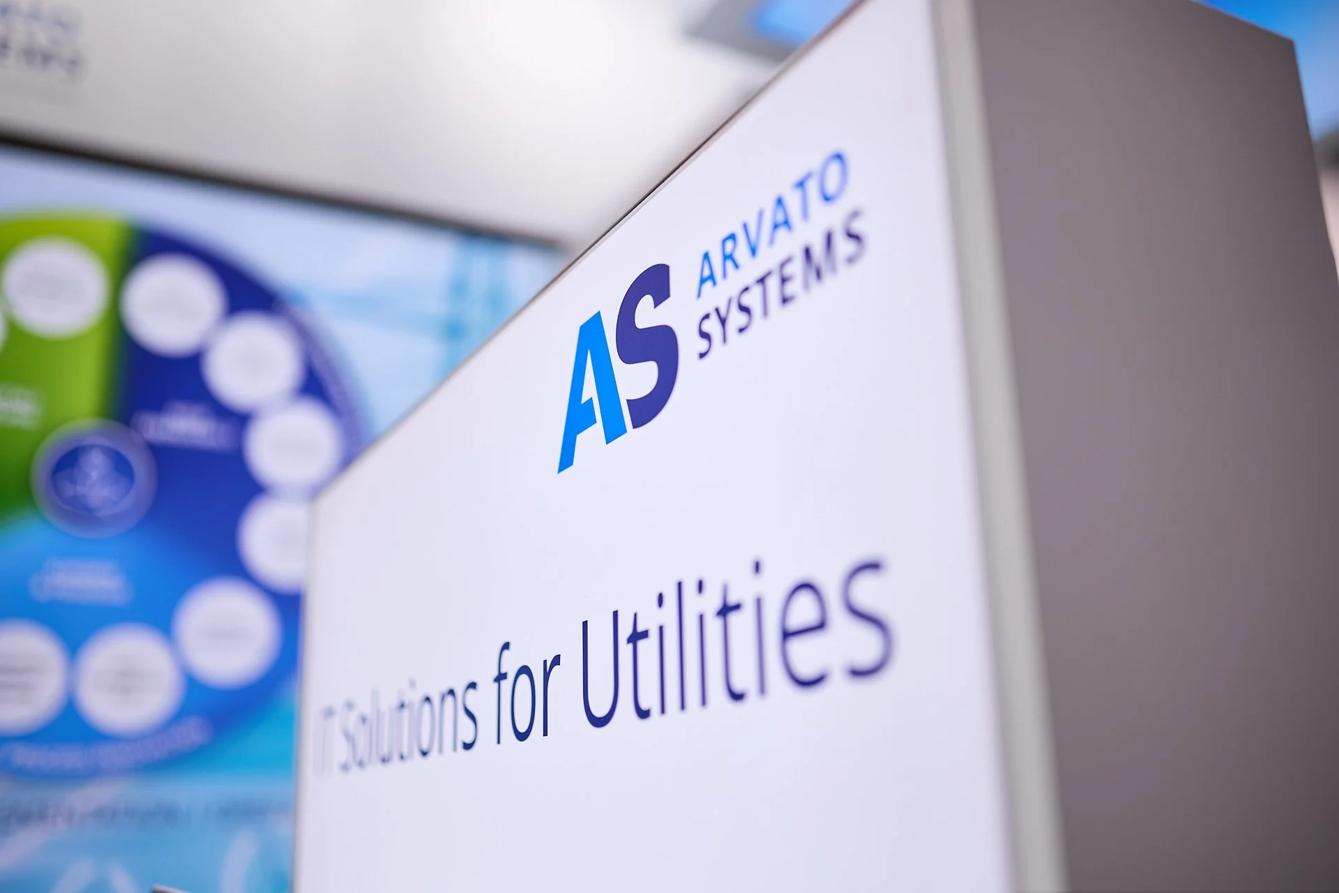 Schild mit dem Logo und dem Namen 'Arvato Systems' und dem Slogan 'Solutions for Utilities'