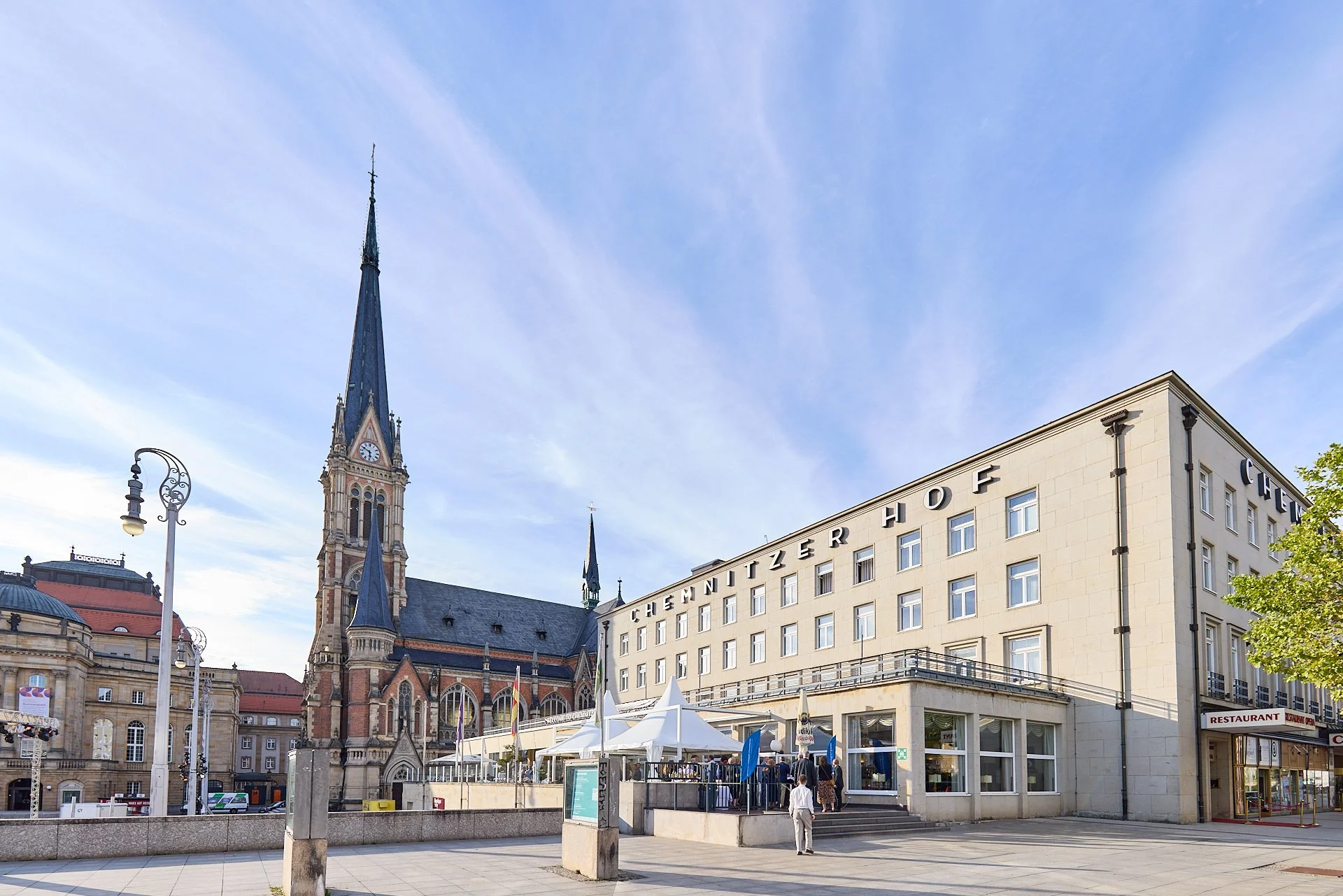 Stadtszene mit Kirche, Restaurant, Menschen und Sonne mit blauer Himmel.