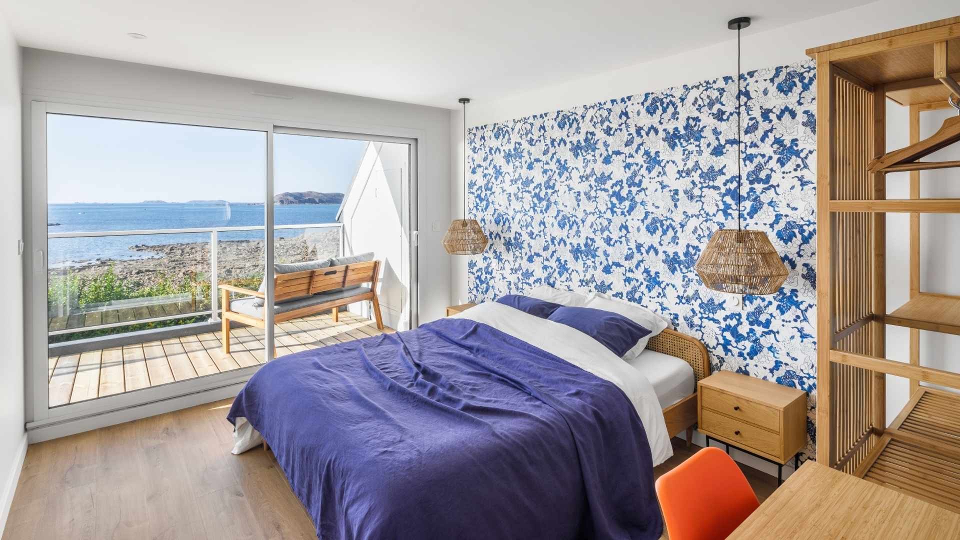 Chambre bord de mer, aménagement économique avec papier peint tête de lit, suspension en fibre naturelle, dressing minimaliste économique juste le nécessaire pour de la location saisonnière ikea