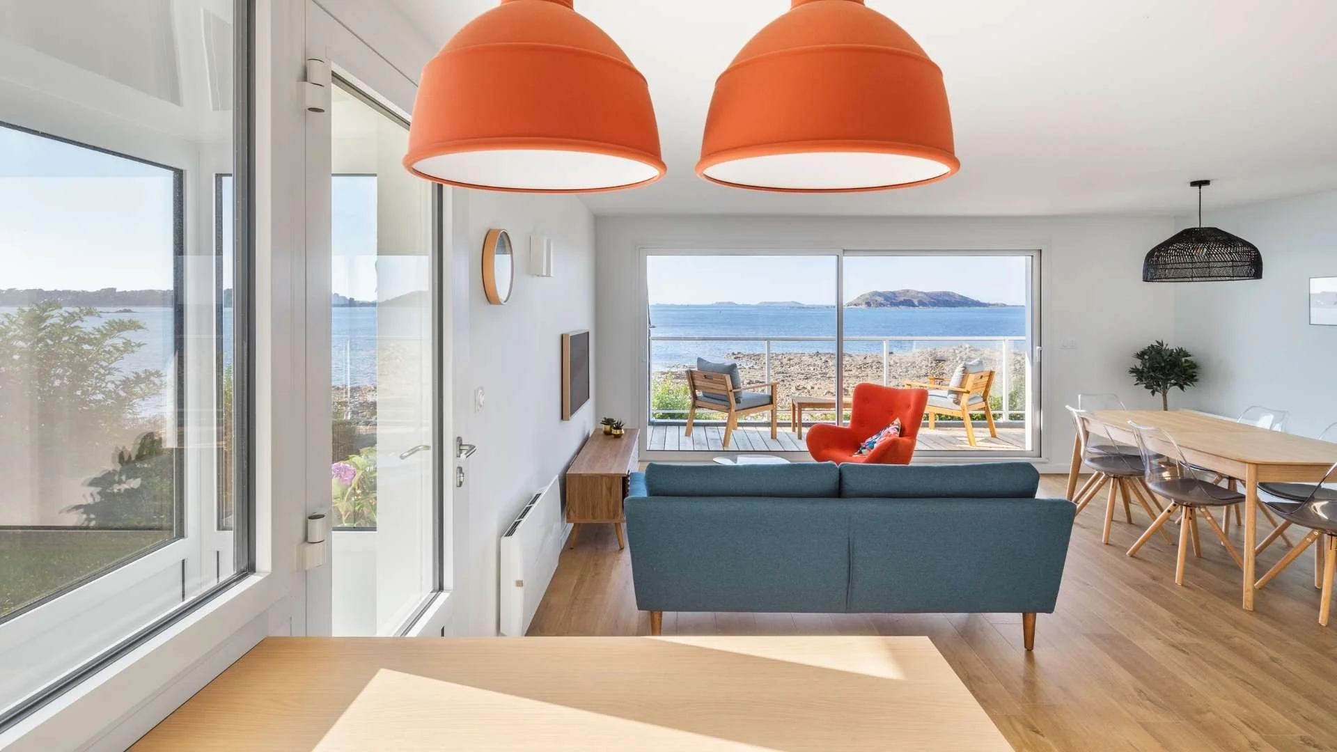 vue de le cuisine Aménagement d'un appartement de 60m² pour investissement locatif bord de mer par chromatique intérieur 3d