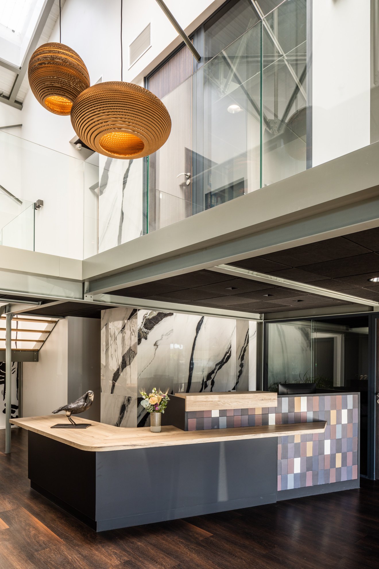 Décoration bureaux, design mobilier sur mesure comptoir d'accueil