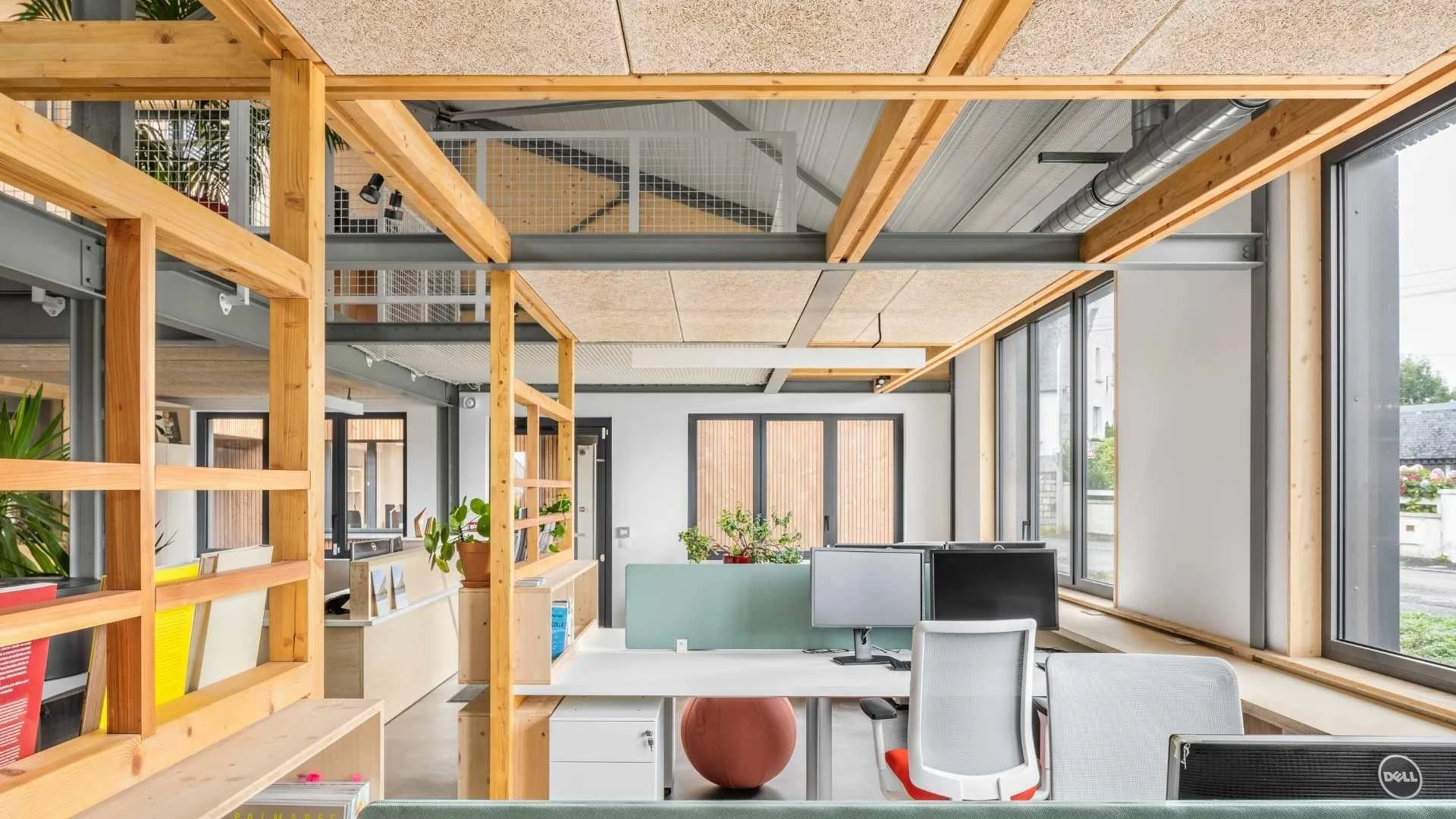 Open space modern avec structures en bois, postes de travail ergonomiques avec grandes baies vitrées.