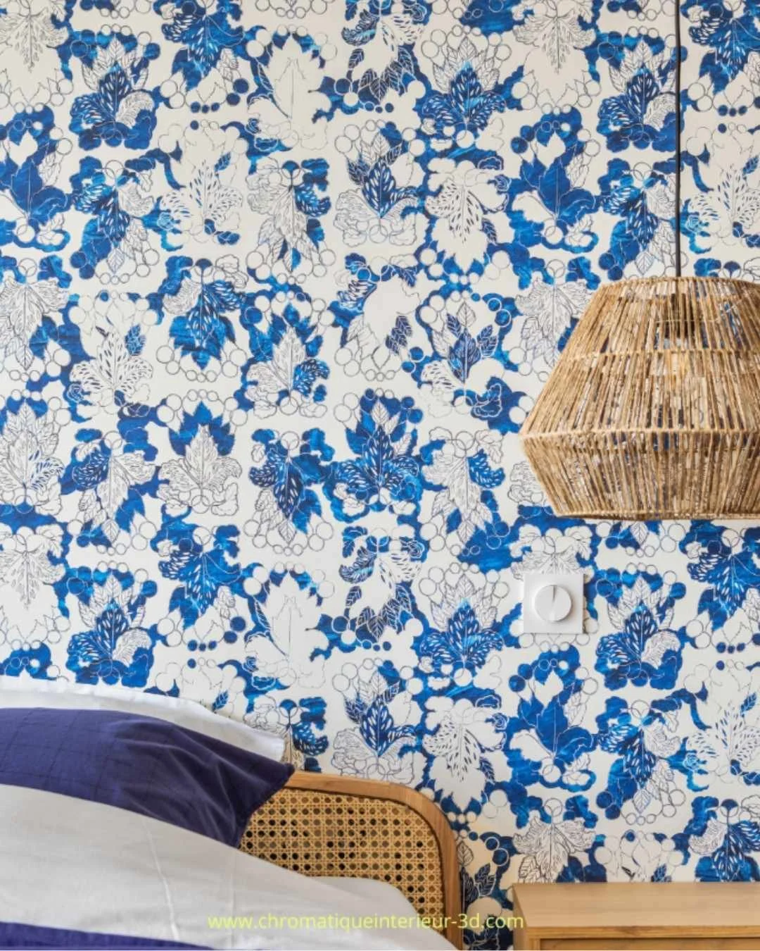 Détail décoration chambre papier peint motif bleu suspension fibre naturelle. Ambiance soignée et minimaliste tête de lit cannage