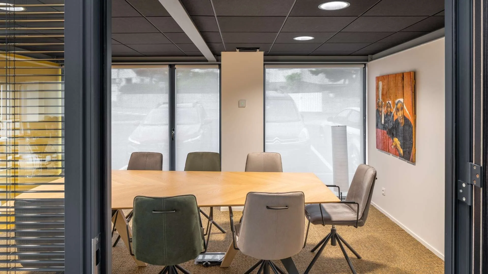 Table de réunion sur mesure en chêne clair, sélection moquette, coloris plafond acoustique.