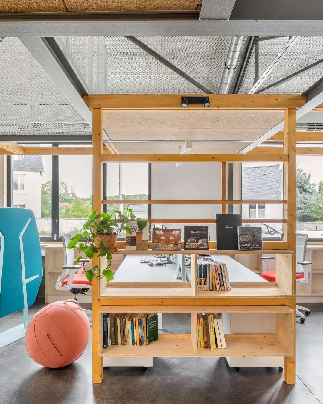 Réalisation d'un aménagement personnalisé par poste de travail avec cloison de rangement et assise ballon ergonomique.