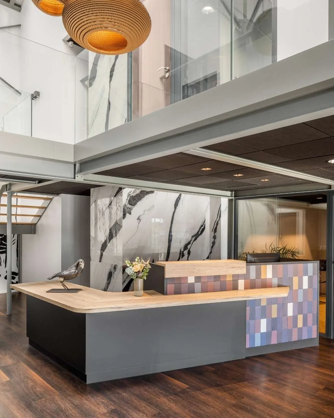Aménagement office notarial avec mezzanine, design sur mesure banque d'accueil, sélection luminaire design en carton. 