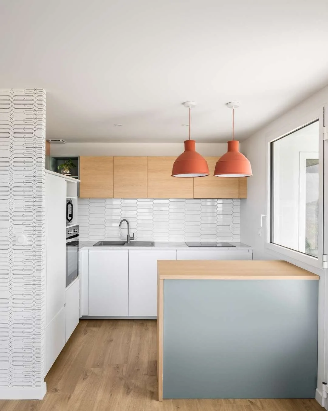 cuisine optimisée pour le de location saisonnière socoo'c. Suspension terracotta design. Aménagement d'un appartement de 60m² pour investissement locatif bord de mer par chromatique intérieur 3d