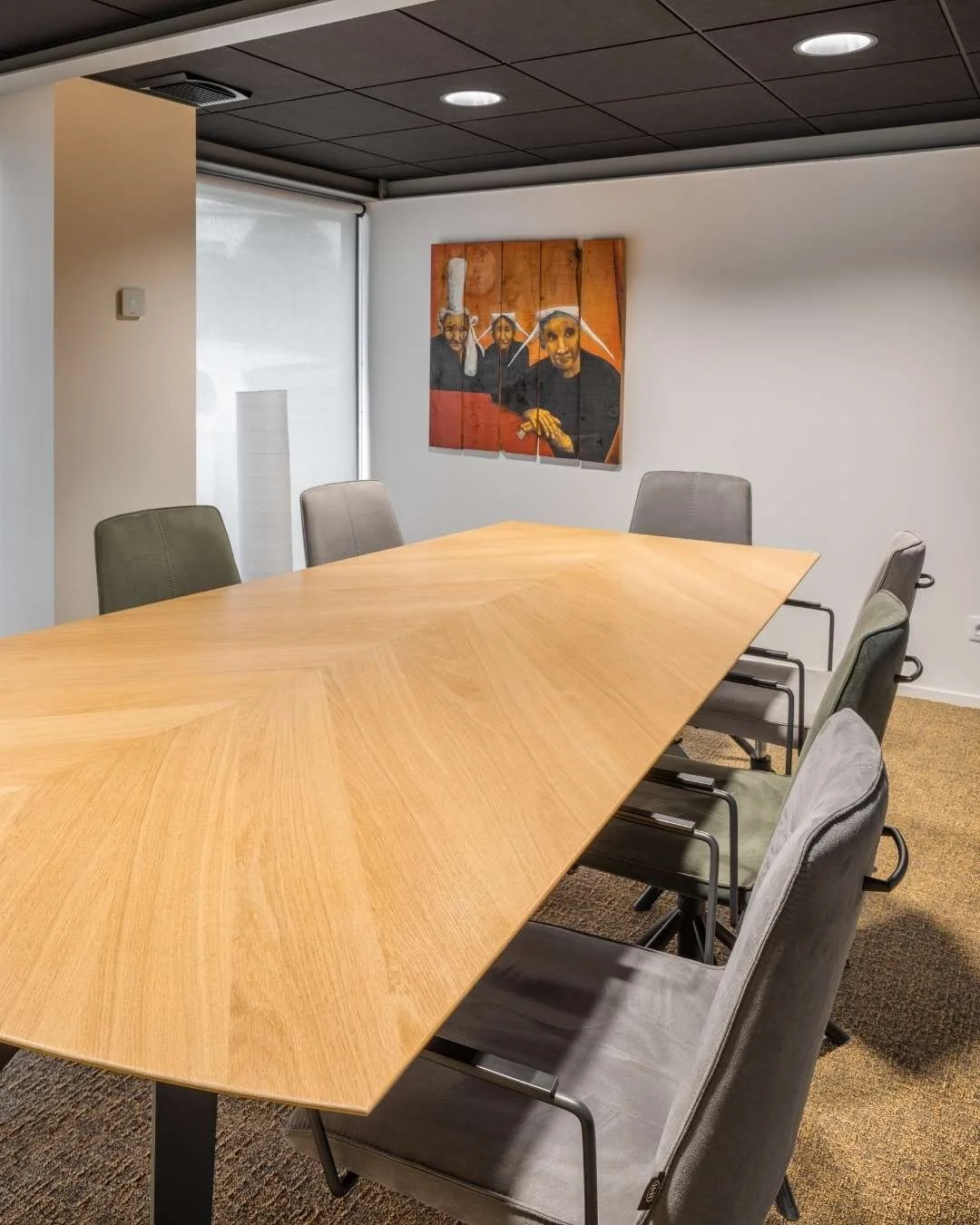 Aménagement salle de réunion office notarial, table sur mesure en placage chêne finition vernis mat incolore. 