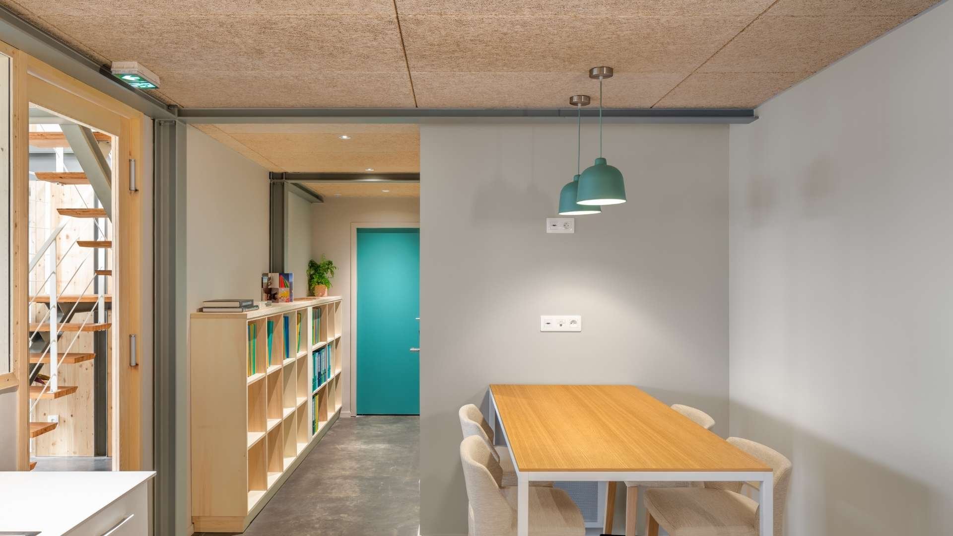 Espace détente tout en bois, chaises Mobitec, bureau esprit loft minimaliste.