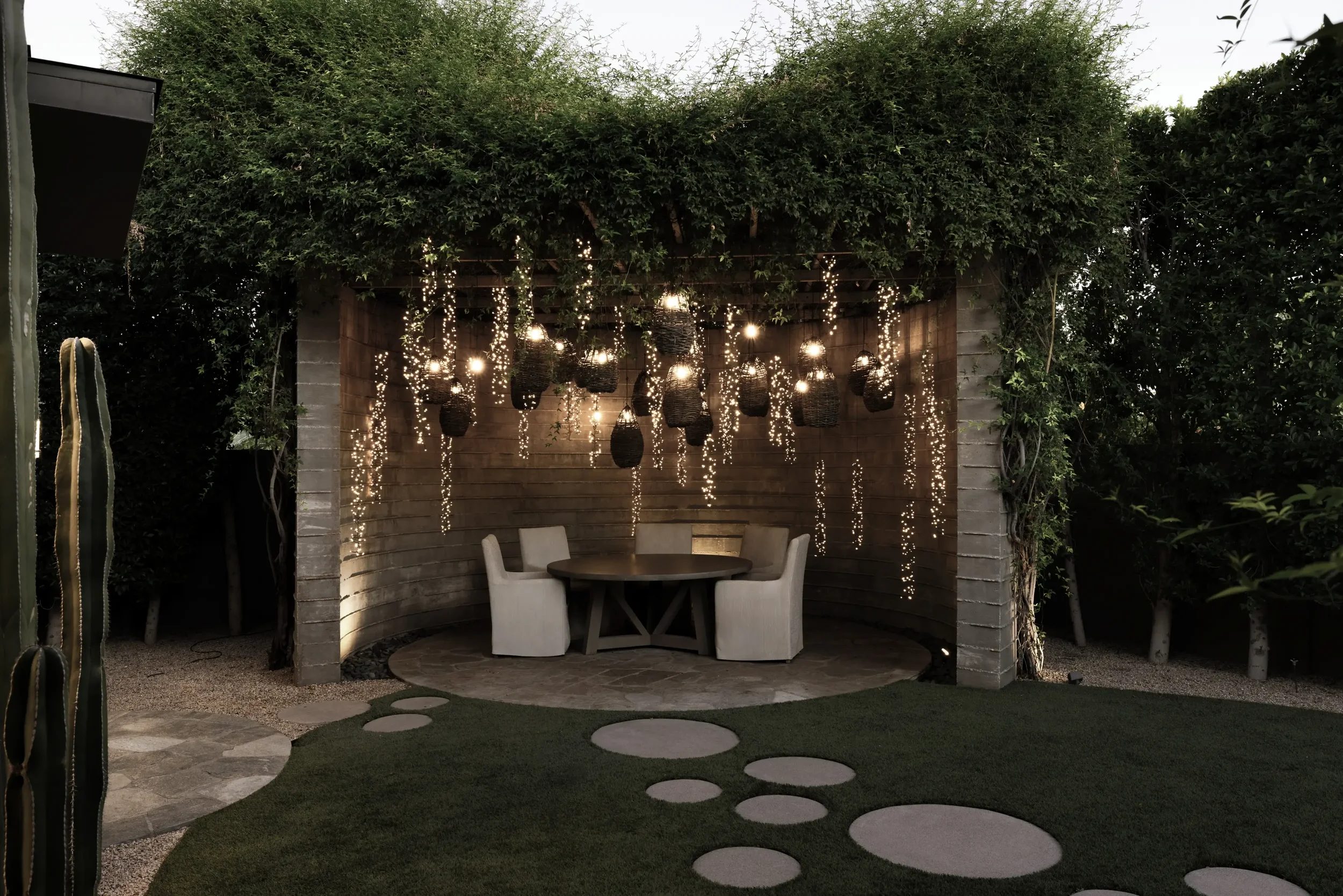 luxury-vacation-rental-scottsdale-outdoor-entertaining-space.webp