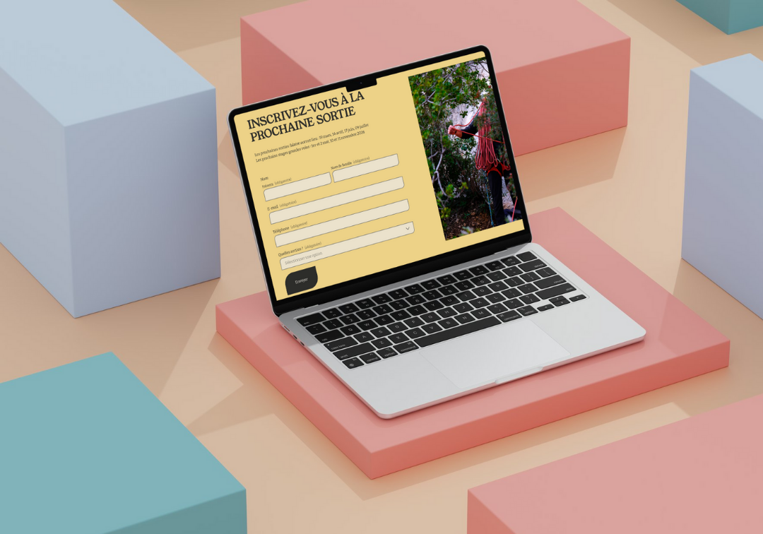 Un ordinateur portable affichant un formulaire d'inscription à une sortie aventure d'un site web créé pour un moniteur d'escalade à Marseille, avec une photo d'une personne avec une corde dans les calanques