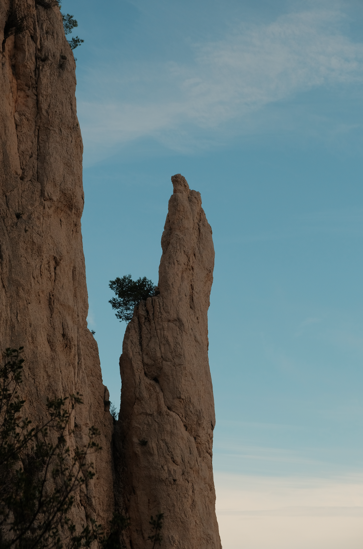 Site d'escalade dans les falaise des calanques à Marseille avec grand ciel bleu