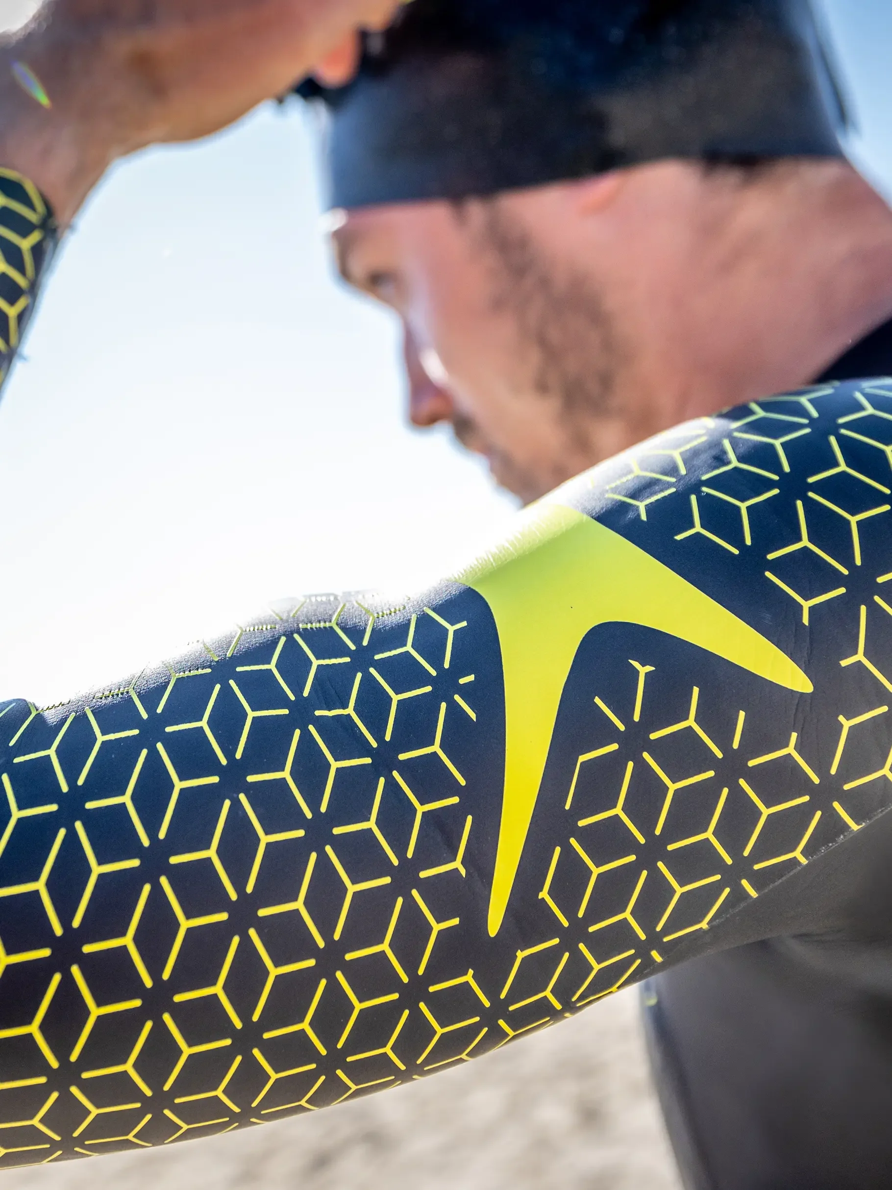 mens-predator-pro-fs-triathlon-wetsuit-black-yellow (2).webp