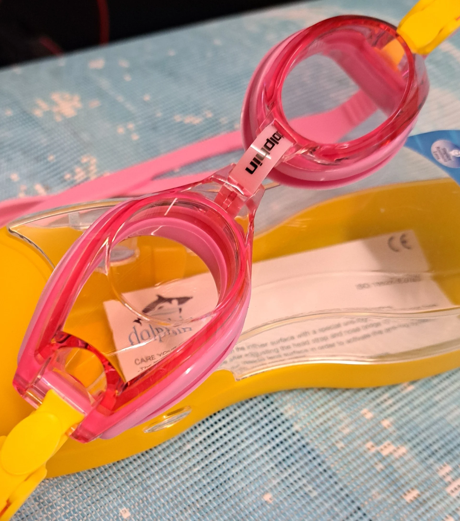Dolphin prominent goggle pink.jpg