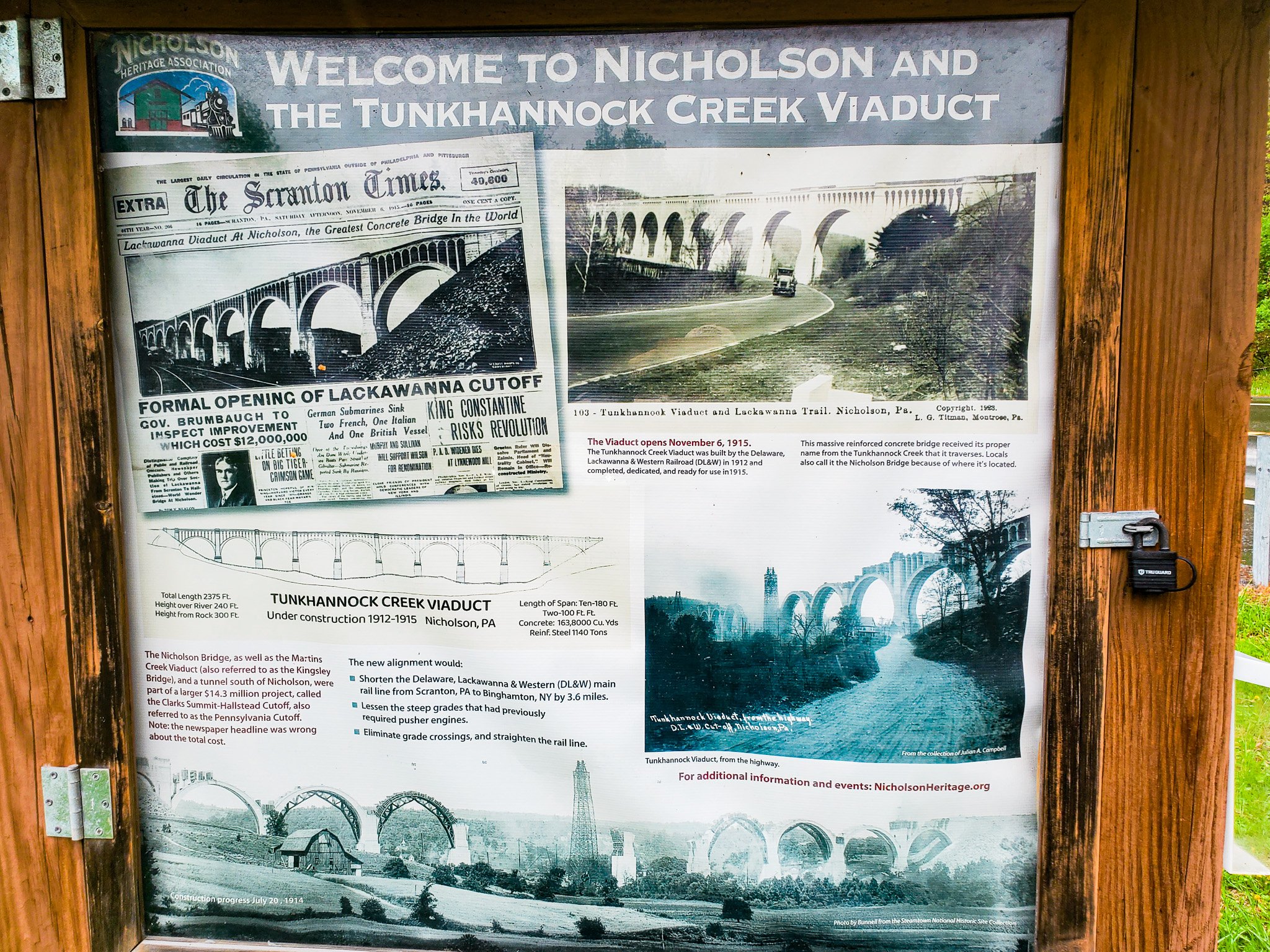 Tunkhannock Viaduct info sign close view Nicholson PA.jpg