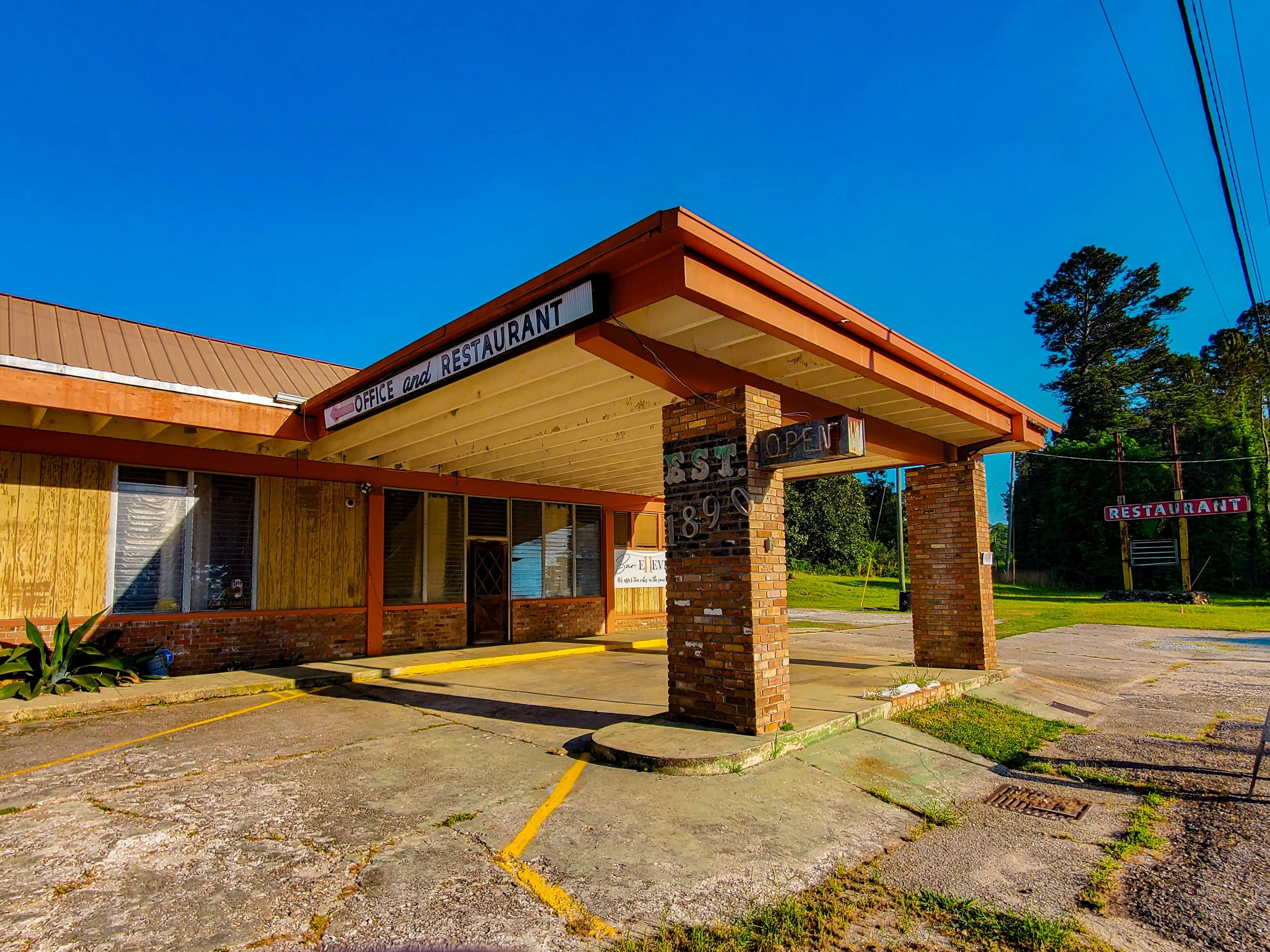 Old motel closeup.jpg