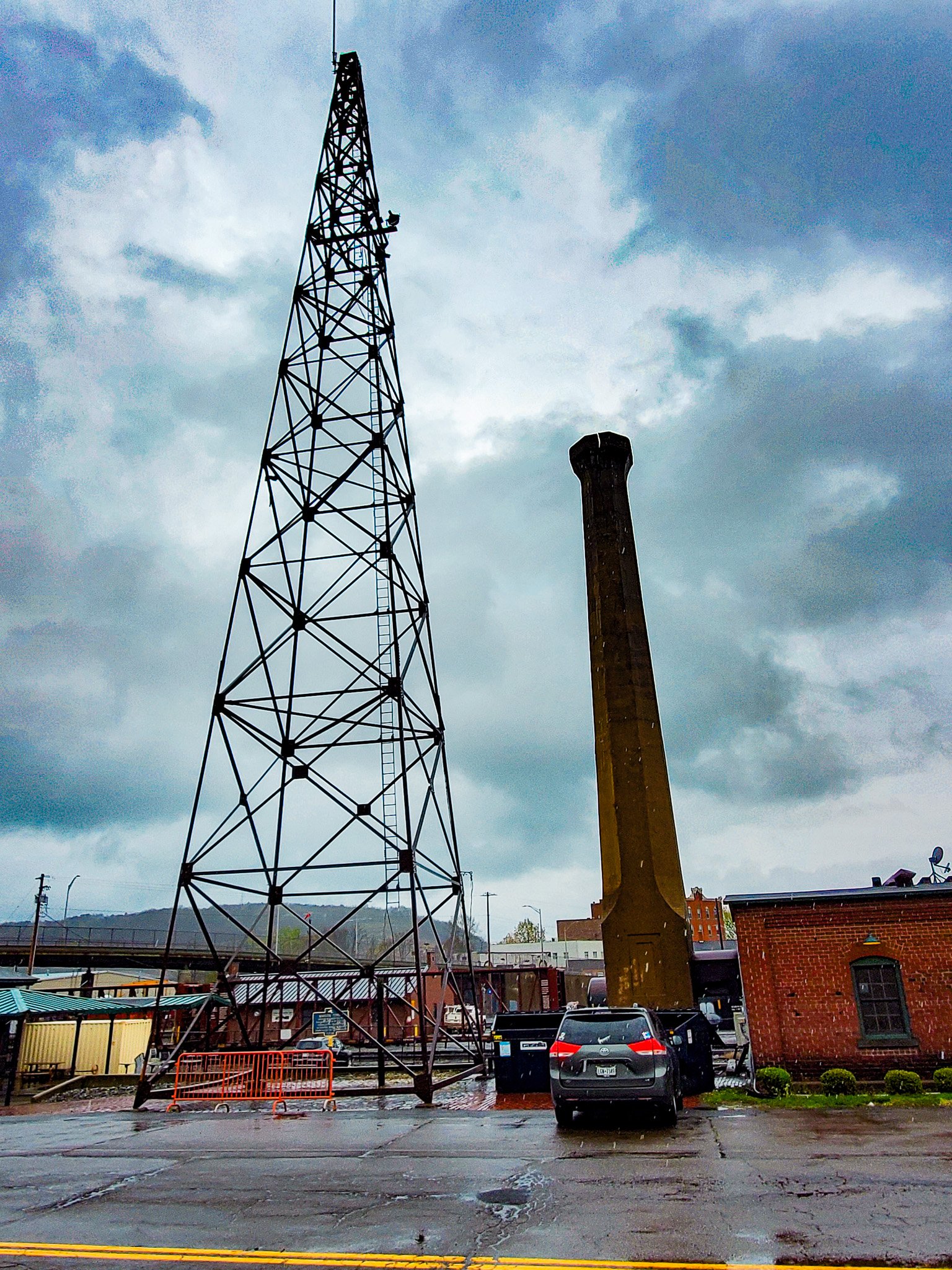 Marconi radio tower and smokestack Binghamton NY.jpg