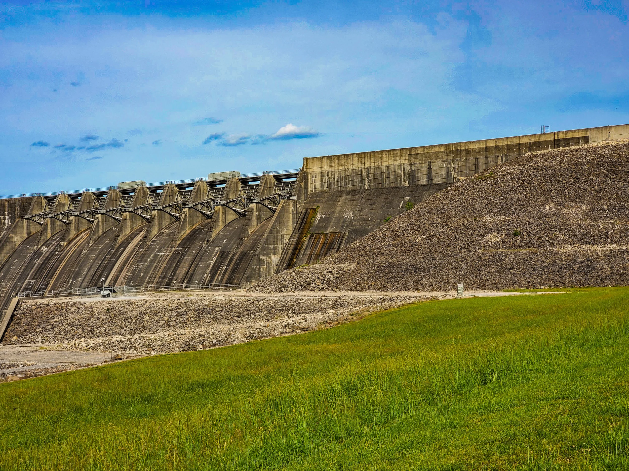 Cherokee Dam closeup Jefferson City TN.jpg