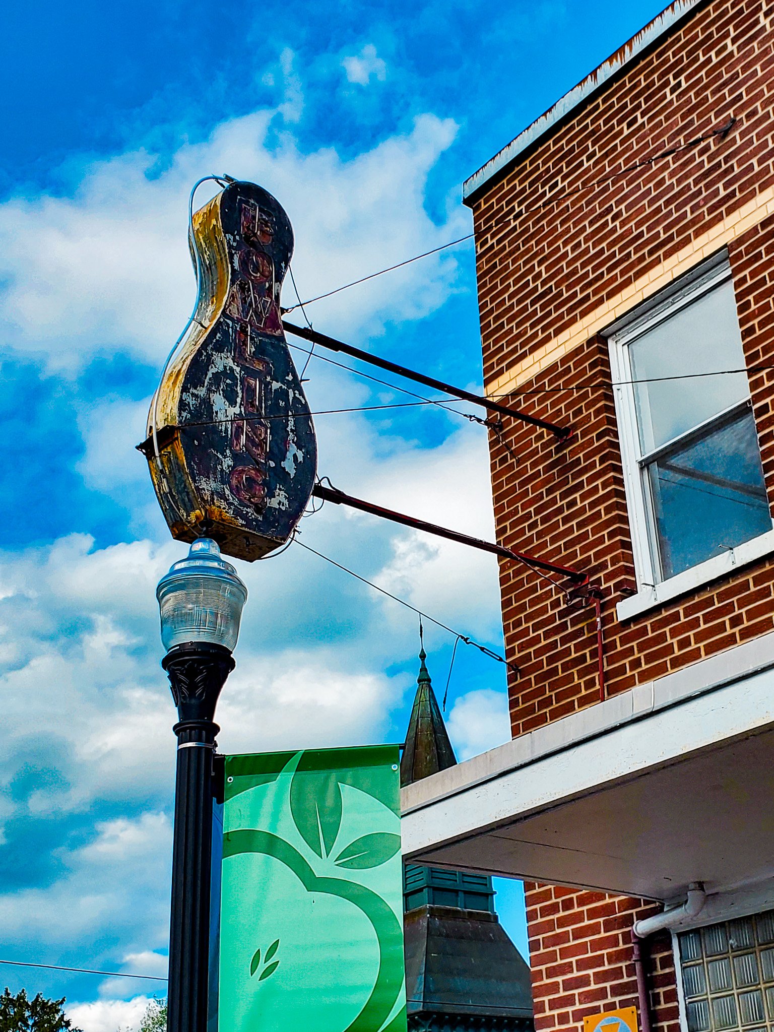 Shenandoah Lanes bowling pin sign closeup Mt Jackson VA.jpg