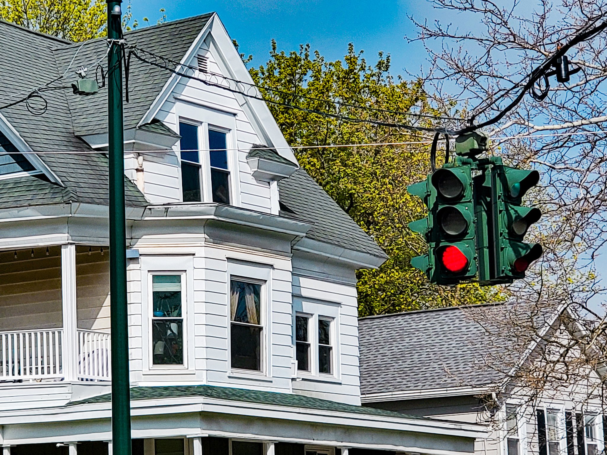 Red on bottom traffic light at Syracuse NY.jpg